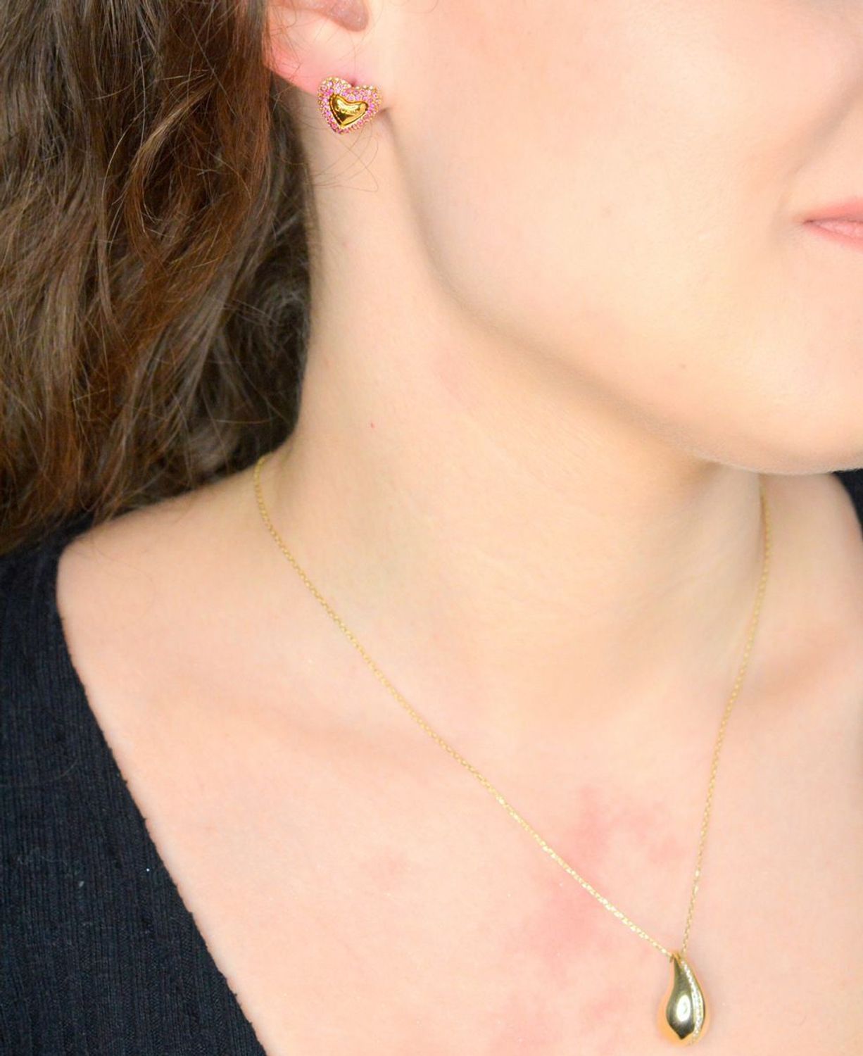 Kolczyki GUESS serca w cyrkonie różowe, JUBE05008JWYGPKT-U Kolczyki to błyszczące dodatki, które podkreślają piękno każdej użytkowniczki. Wykonane ze stali szlachetnej, ozdobione cyrkonią.1.jpg