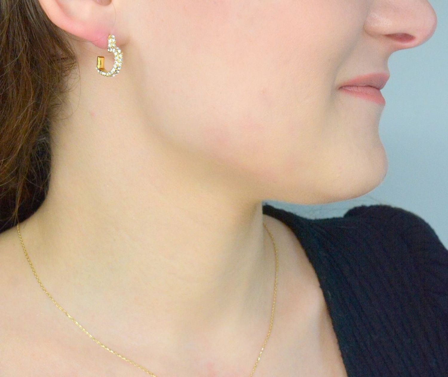 Kolczyki GUESS Beloved JUBE05017JWYGT-U to błyszczące dodatki, które podkreślają piękno każdej użytkowniczki. Wykonane ze stali szlachetnej, ozdobione cyrkonią.1.jpg