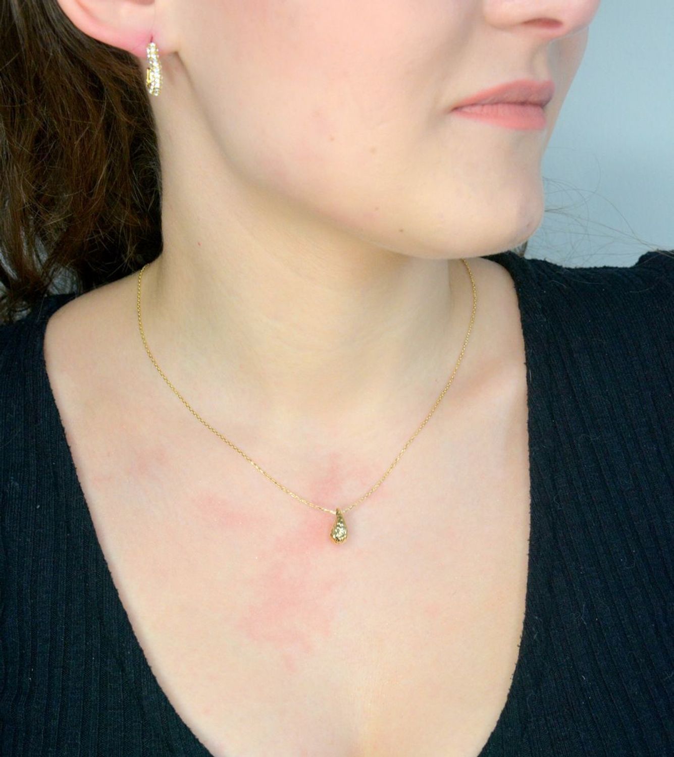 Kolczyki GUESS Beloved JUBE05017JWYGT-U to błyszczące dodatki, które podkreślają piękno każdej użytkowniczki. Wykonane ze stali szlachetnej, ozdobione cyrkonią.1.jpg