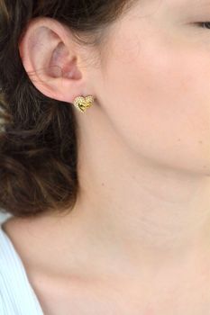 Zakochaj się w kolczykach Guess JUBE05020JWYGTU – pozłacane serduszka ze stali szlachetnej, ozdobione cyrkoniami. Idealny wybór na prezent i na co dzień! (1).JPG