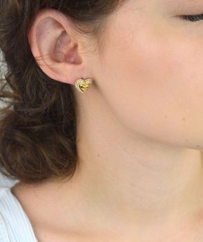 Zakochaj się w kolczykach Guess JUBE05020JWYGTU – pozłacane serduszka ze stali szlachetnej, ozdobione cyrkoniami. Idealny wybór na prezent i na co dzień! (2).JPG