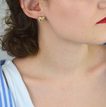 Zakochaj się w kolczykach Guess JUBE05020JWYGTU – pozłacane serduszka ze stali szlachetnej, ozdobione cyrkoniami. Idealny wybór na prezent i na co dzień! (3).JPG