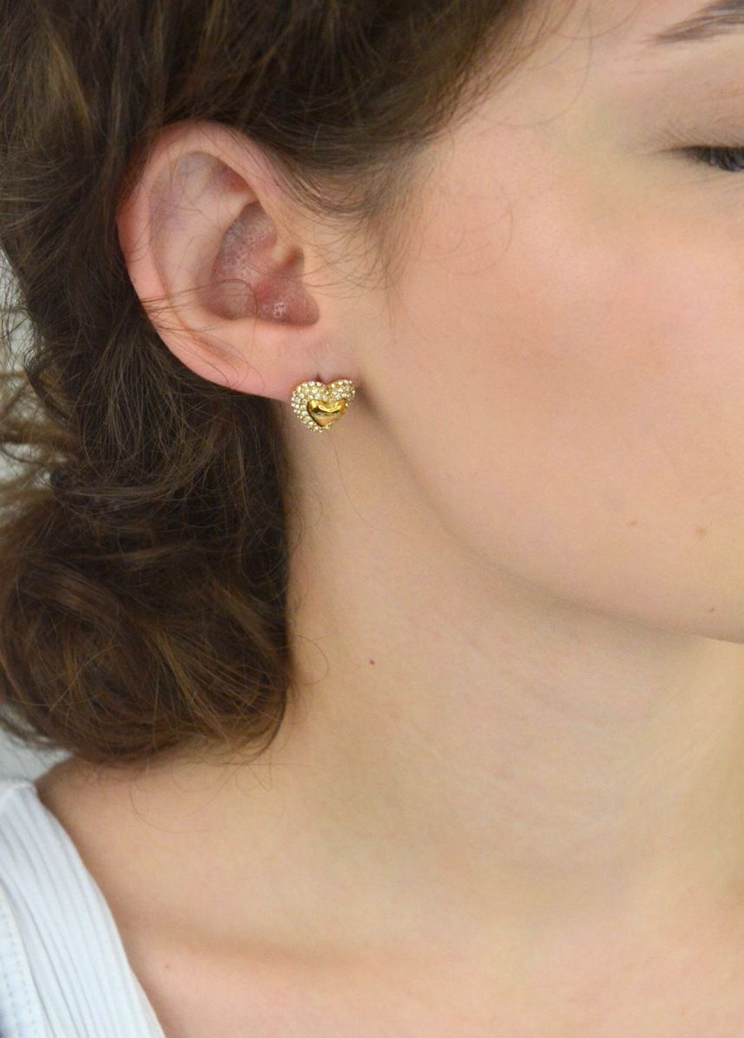 Zakochaj się w kolczykach Guess JUBE05020JWYGTU – pozłacane serduszka ze stali szlachetnej, ozdobione cyrkoniami. Idealny wybór na prezent i na co dzień!1.jpg