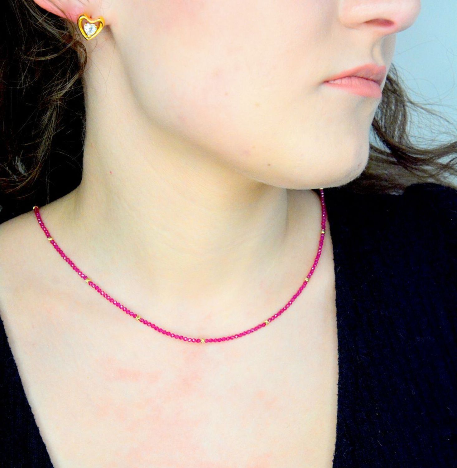 Kolczyki GUESS Beloved JUBE05024JWYGT-U o błyszczące dodatki, które podkreślają piękno każdej użytkowniczki. Wykonane ze stali szlachetnej, ozdobione cyrkonią1.jpg