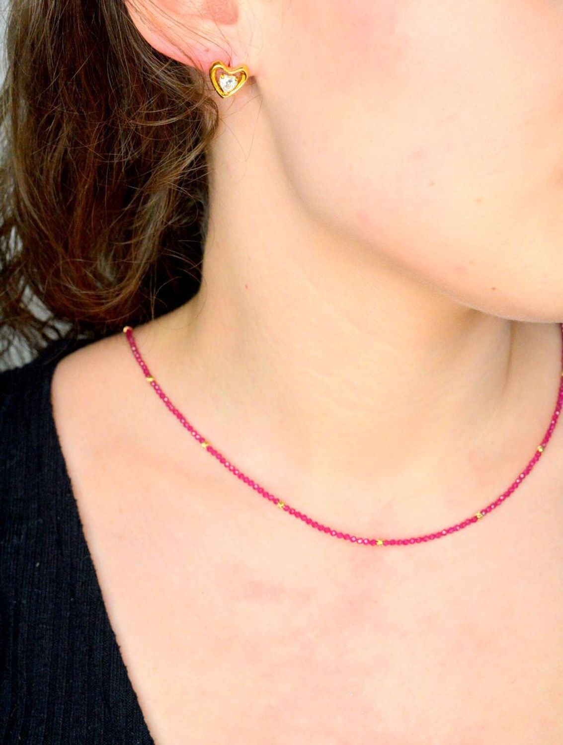 Kolczyki GUESS Beloved JUBE05024JWYGT-U o błyszczące dodatki, które podkreślają piękno każdej użytkowniczki. Wykonane ze stali szlachetnej, ozdobione cyrkonią1.jpg