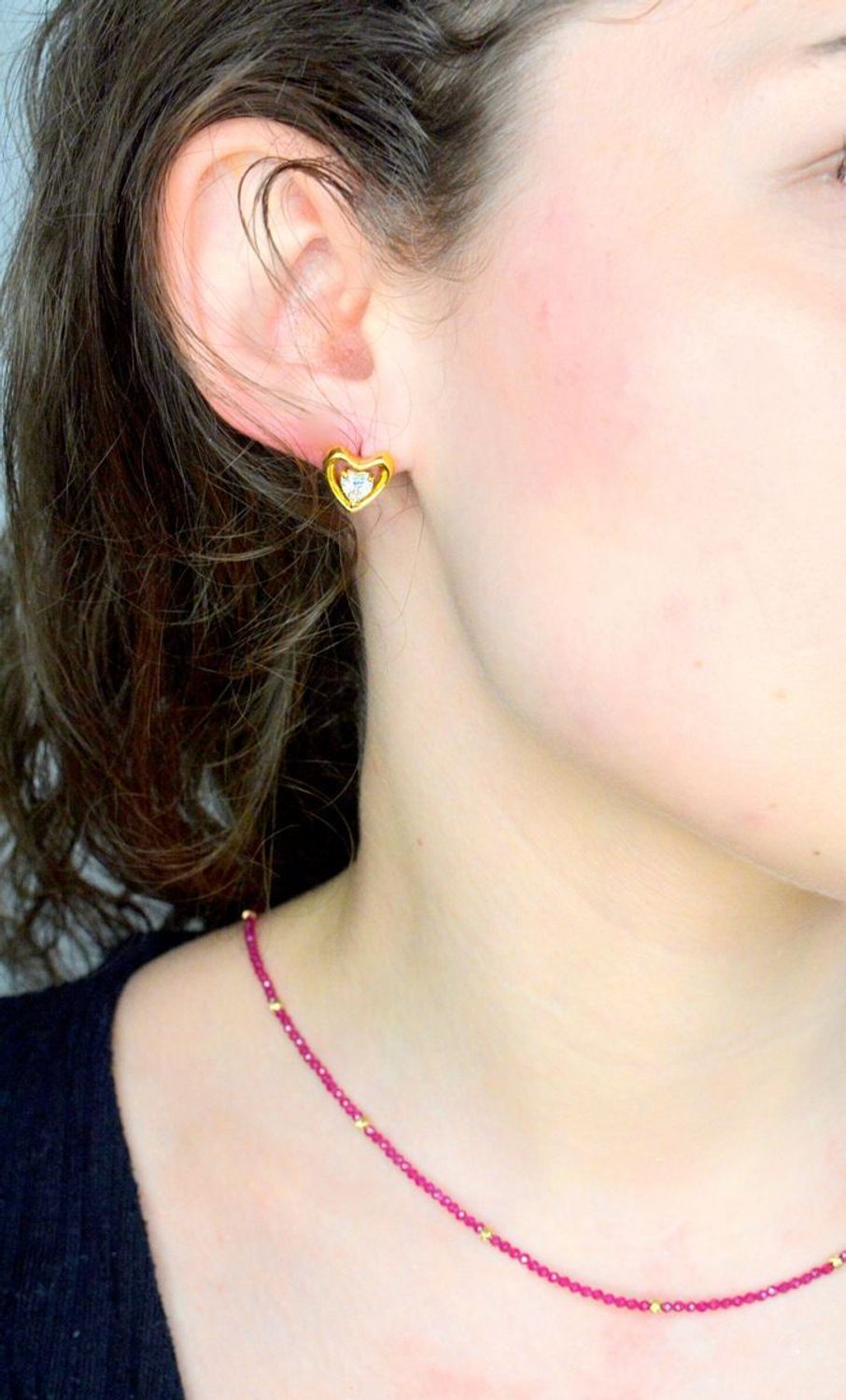 Kolczyki GUESS Beloved JUBE05024JWYGT-U o błyszczące dodatki, które podkreślają piękno każdej użytkowniczki. Wykonane ze stali szlachetnej, ozdobione cyrkonią1.jpg