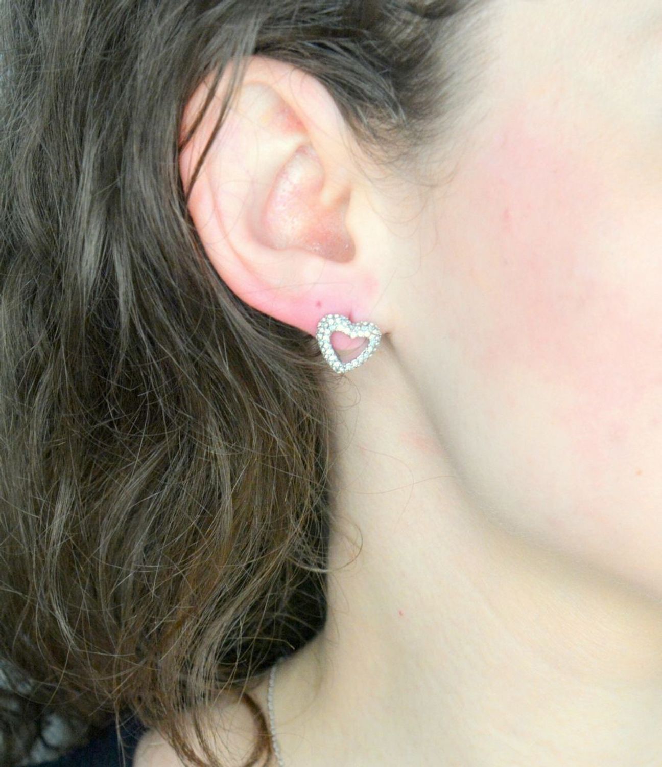 Kolczyki GUESS serca JUBE05028JWRHT-U Damskie kolczyki Guess JUBE05028JWRHT-U to błyszczące dodatki, które podkreślają piękno każdej użytkowniczki. Wykonane ze stali szlachetnej, ozdobione cyrkonią.1.jpg