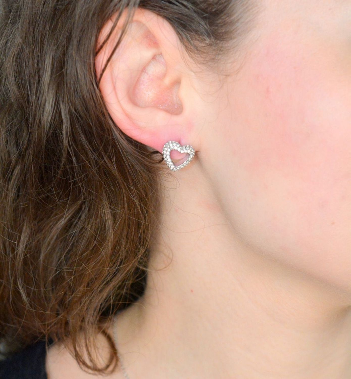 Kolczyki GUESS serca JUBE05028JWRHT-U Damskie kolczyki Guess JUBE05028JWRHT-U to błyszczące dodatki, które podkreślają piękno każdej użytkowniczki. Wykonane ze stali szlachetnej, ozdobione cyrkonią.1.jpg