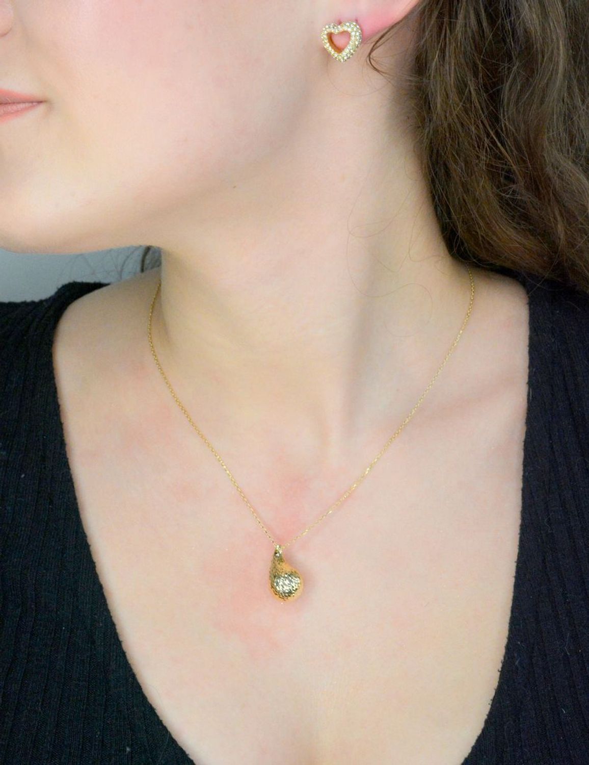 Kolczyki GUESS serca w cyrkonie JUBE05028JWYGT-U Damskie kolczyki Guess JUBE05028JWYGT-U to błyszczące dodatki, które podkreślają piękno każdej użytkowniczki. Wykonane ze stali szlachetnej, ozdobione cyrkonią 1.jpg