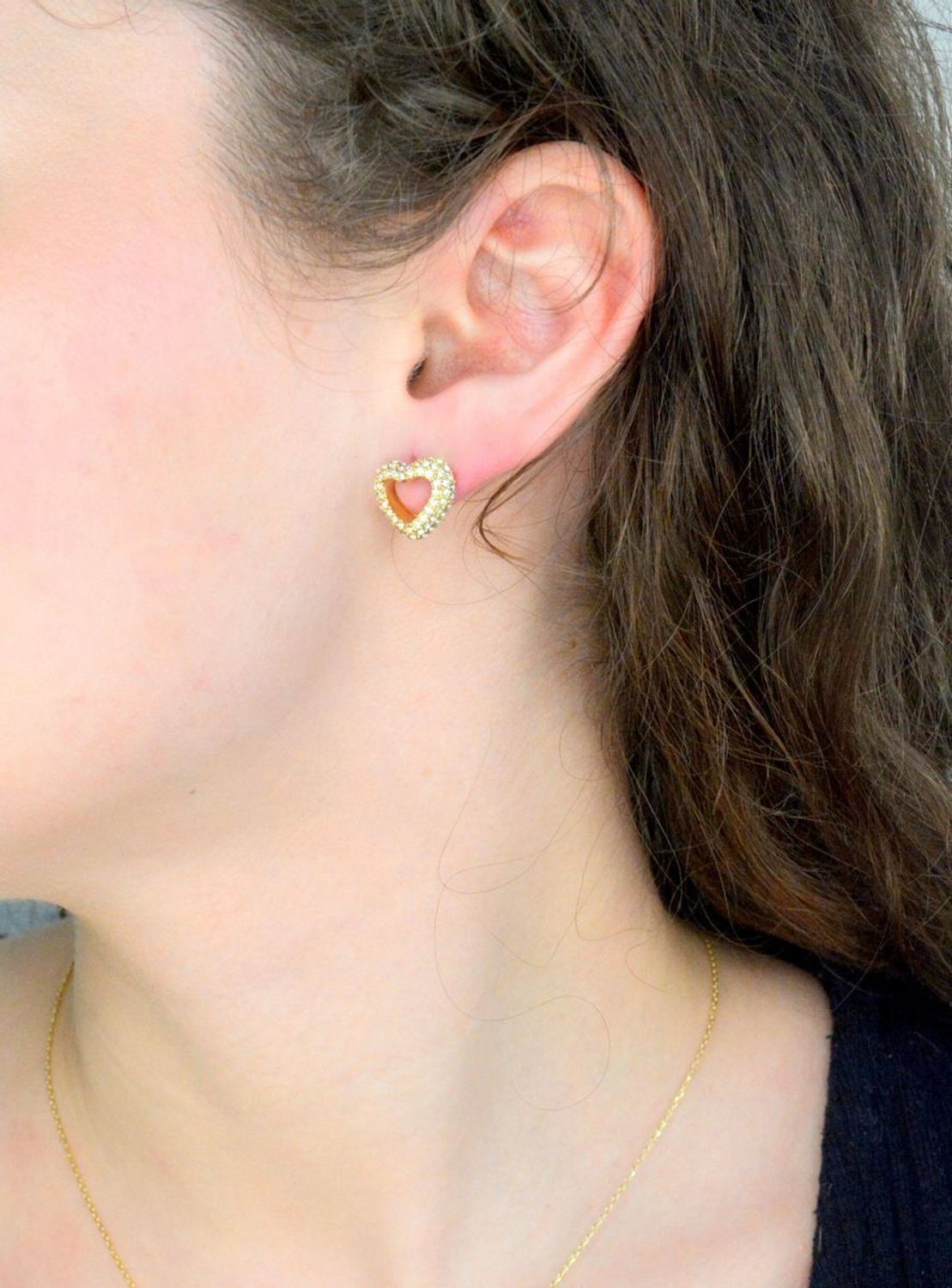 Kolczyki GUESS serca w cyrkonie JUBE05028JWYGT-U Damskie kolczyki Guess JUBE05028JWYGT-U to błyszczące dodatki, które podkreślają piękno każdej użytkowniczki. Wykonane ze stali szlachetnej, ozdobione cyrkonią 1.jpg