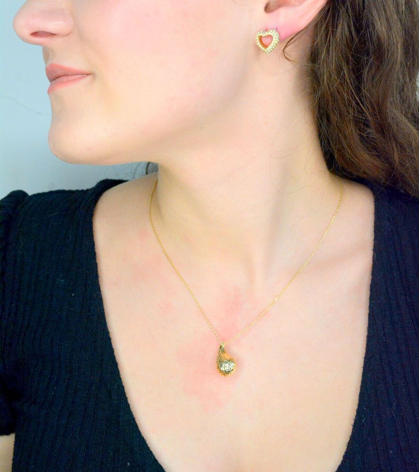 Kolczyki GUESS serca w cyrkonie JUBE05028JWYGT-U Damskie kolczyki Guess JUBE05028JWYGT-U to błyszczące dodatki, które podkreślają piękno każdej użytkowniczki. Wykonane ze stali szlachetnej, ozdobione cyrkonią 1.jpg