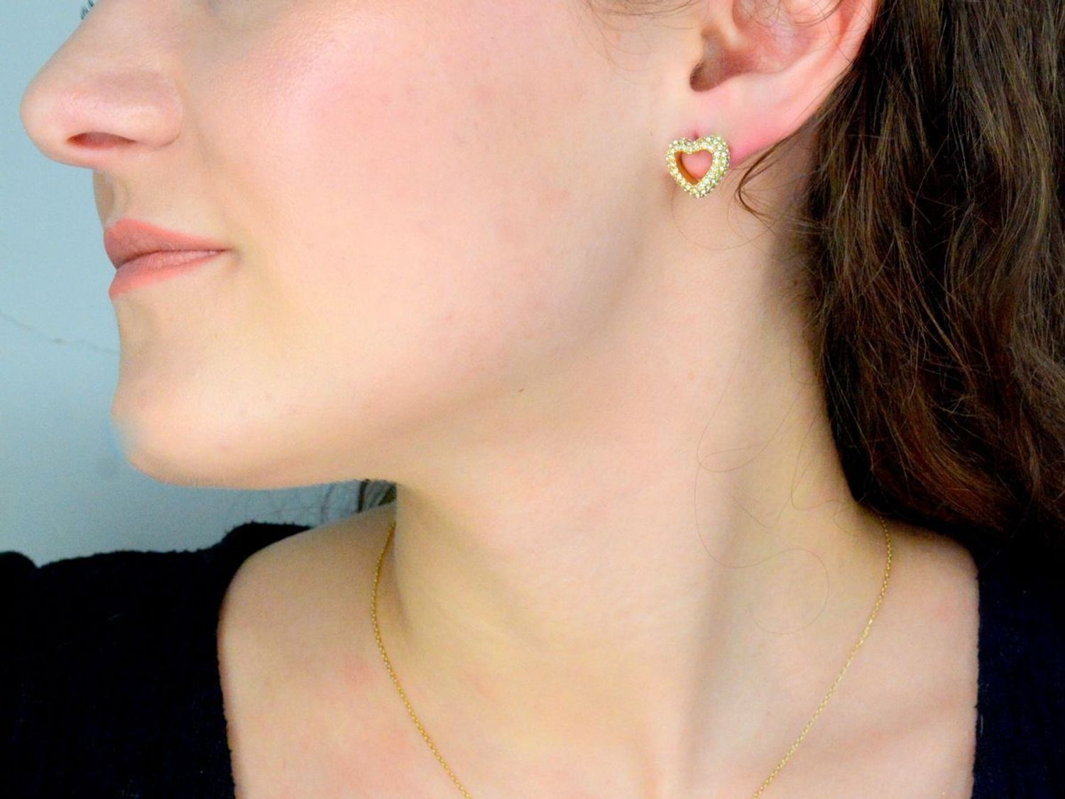 Kolczyki GUESS serca w cyrkonie JUBE05028JWYGT-U Damskie kolczyki Guess JUBE05028JWYGT-U to błyszczące dodatki, które podkreślają piękno każdej użytkowniczki. Wykonane ze stali szlachetnej, ozdobione cyrkonią 1.jpg