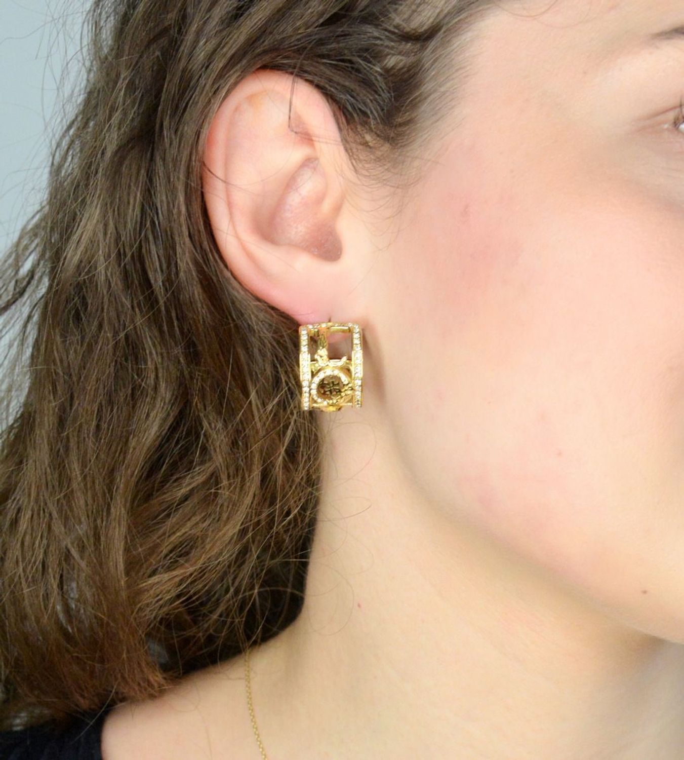 Szerokie kolczyki koła Guess Love z cyrkonią JUBE05036JWYGT-U love.jpg