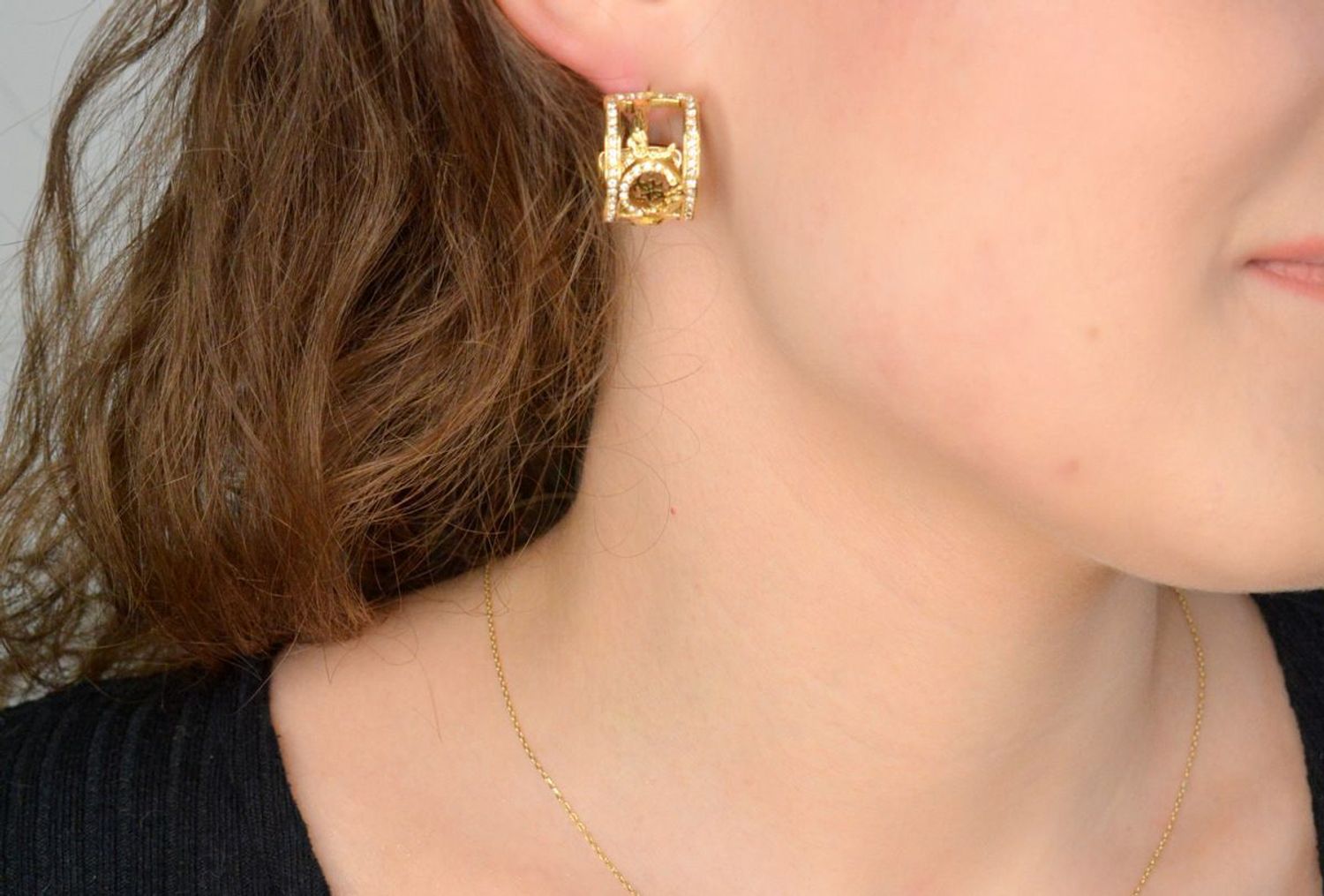 Szerokie kolczyki koła Guess Love z cyrkonią JUBE05036JWYGT-U love.jpg