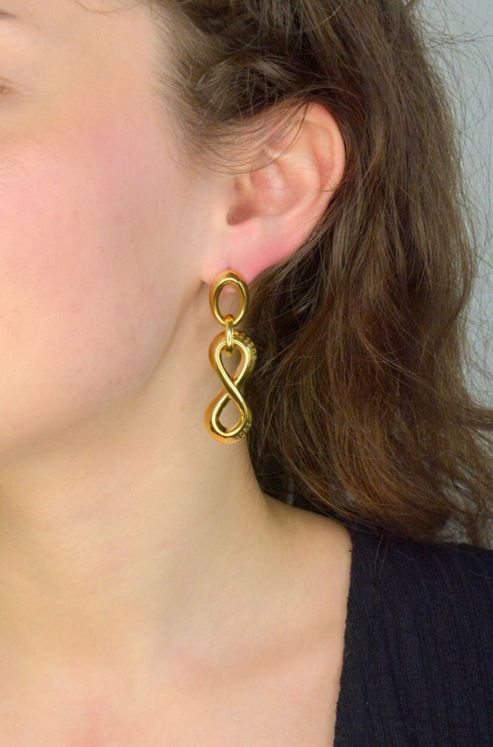 Złote kolczyki Guess duży znak nieskończoności JUBE05048JWYGT-U.jpg