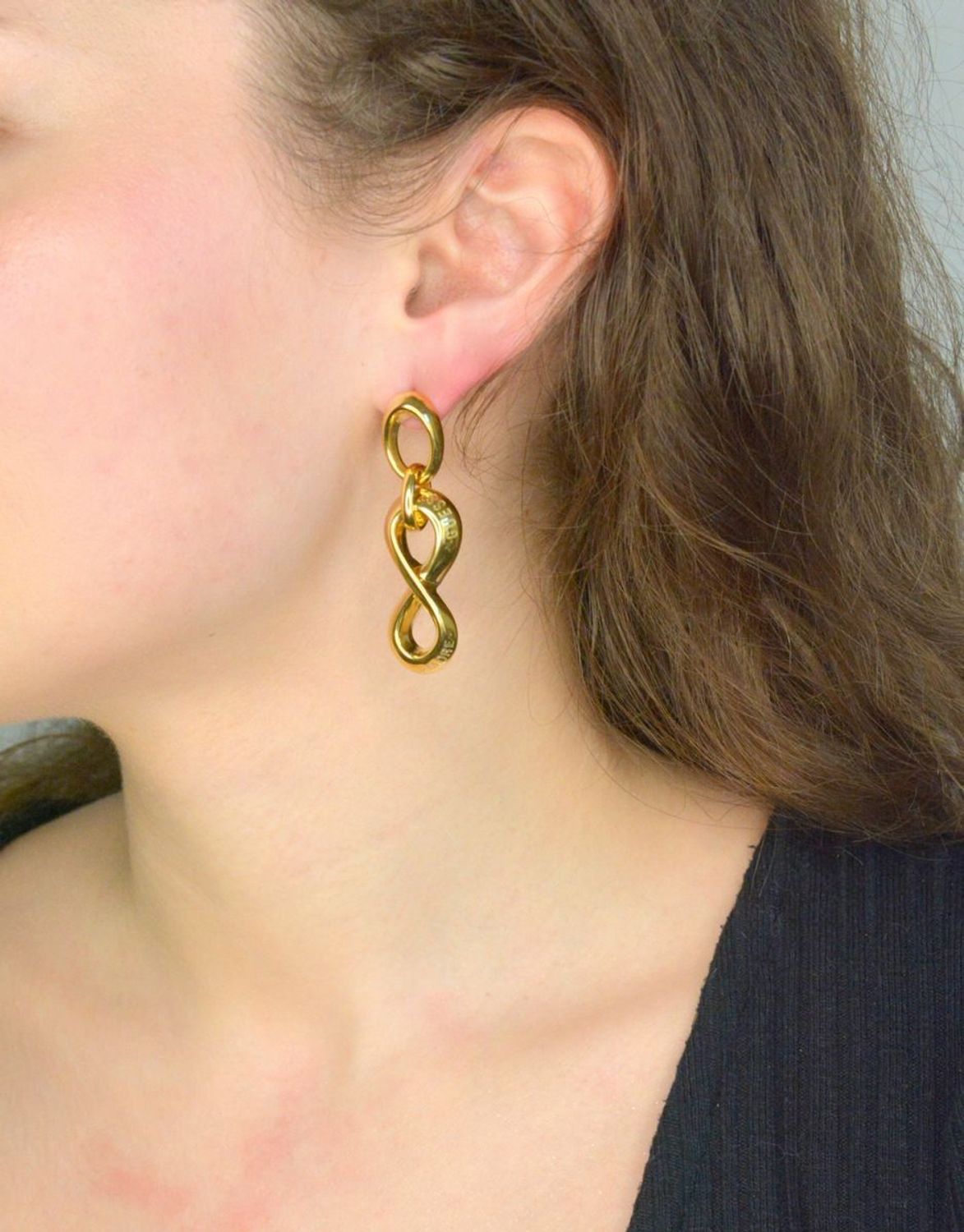 Złote kolczyki Guess duży znak nieskończoności JUBE05048JWYGT-U.jpg