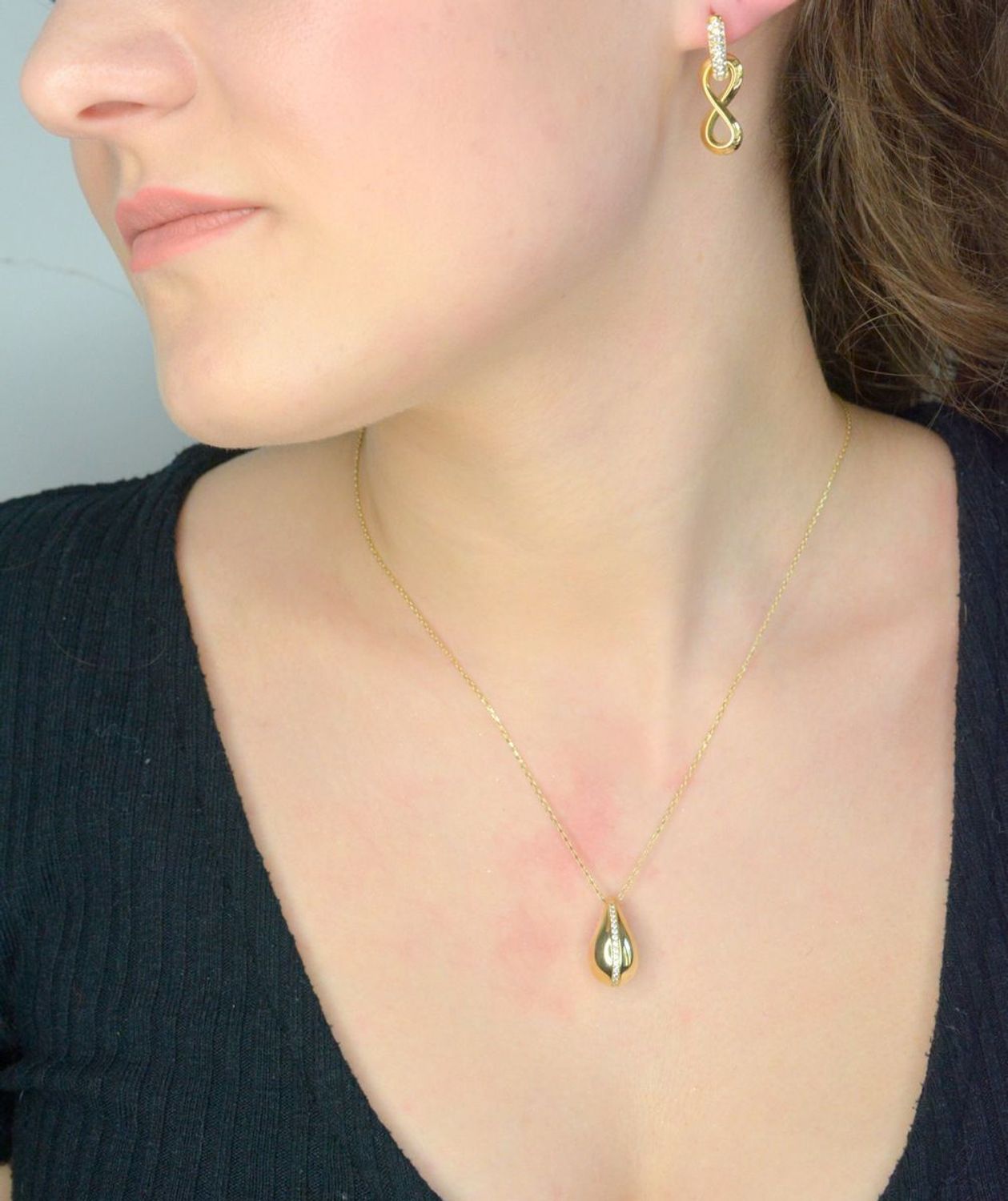 Kolczyki GUESS nieskończoność JUBE05051JWYGT-U to błyszczące dodatki, które podkreślają piękno każdej użytkowniczki. Wykonane ze stali szlachetnej, ozdobione cyrkonią. Kolczyki w formie wiszących znaków nieskończoności1.jpg