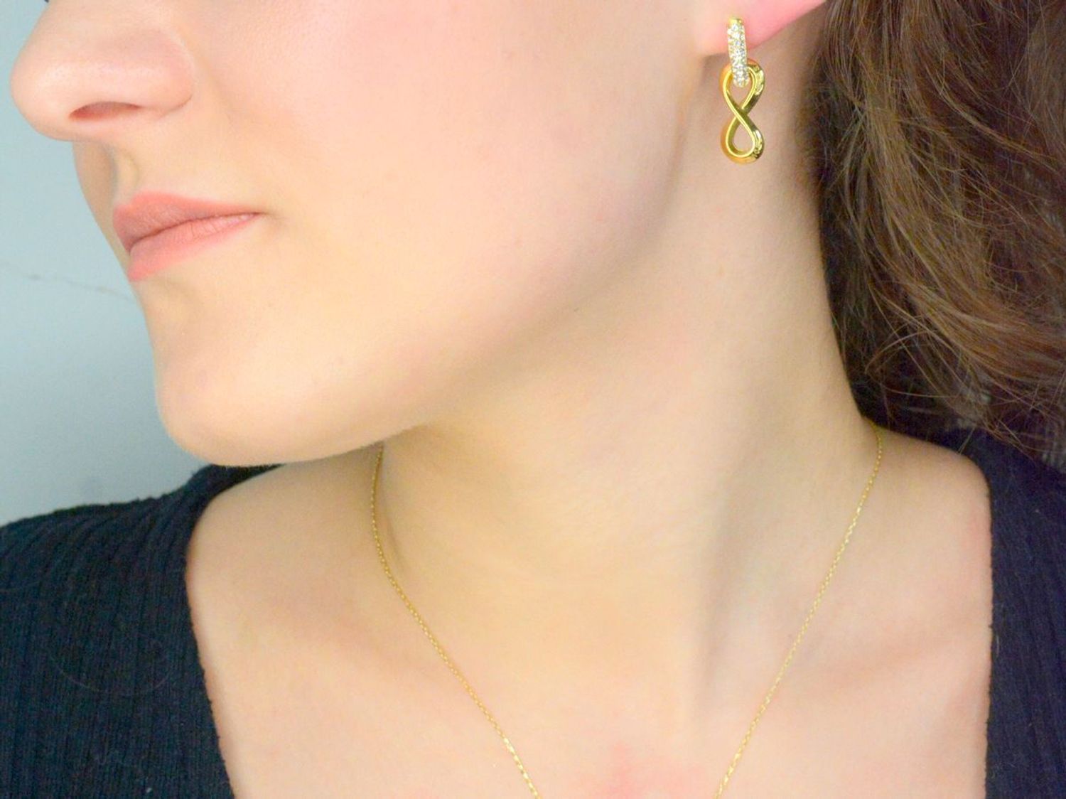 Kolczyki GUESS nieskończoność JUBE05051JWYGT-U to błyszczące dodatki, które podkreślają piękno każdej użytkowniczki. Wykonane ze stali szlachetnej, ozdobione cyrkonią. Kolczyki w formie wiszących znaków nieskończoności1.jpg