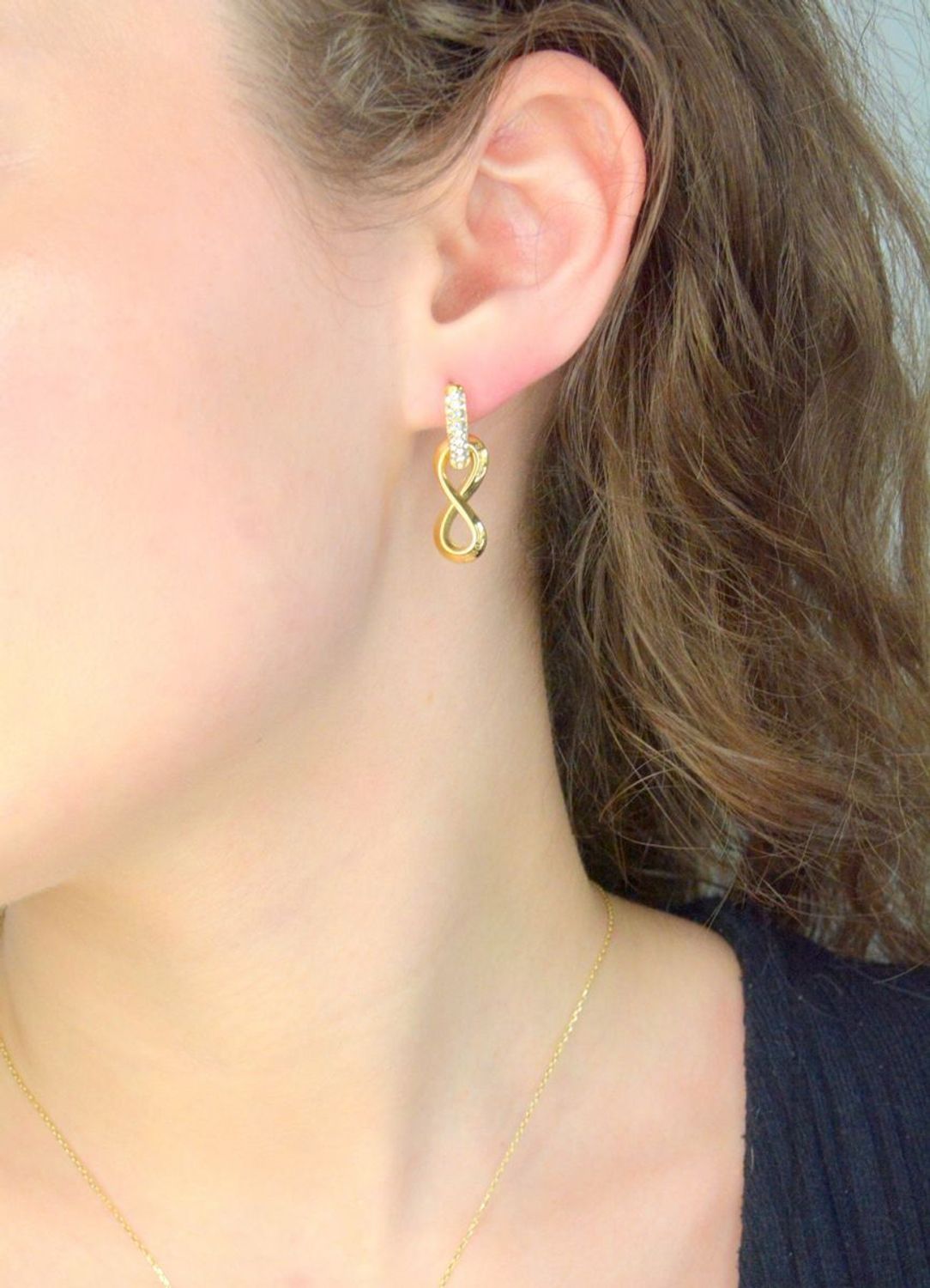 Kolczyki GUESS nieskończoność JUBE05051JWYGT-U to błyszczące dodatki, które podkreślają piękno każdej użytkowniczki. Wykonane ze stali szlachetnej, ozdobione cyrkonią. Kolczyki w formie wiszących znaków nieskończoności1.jpg