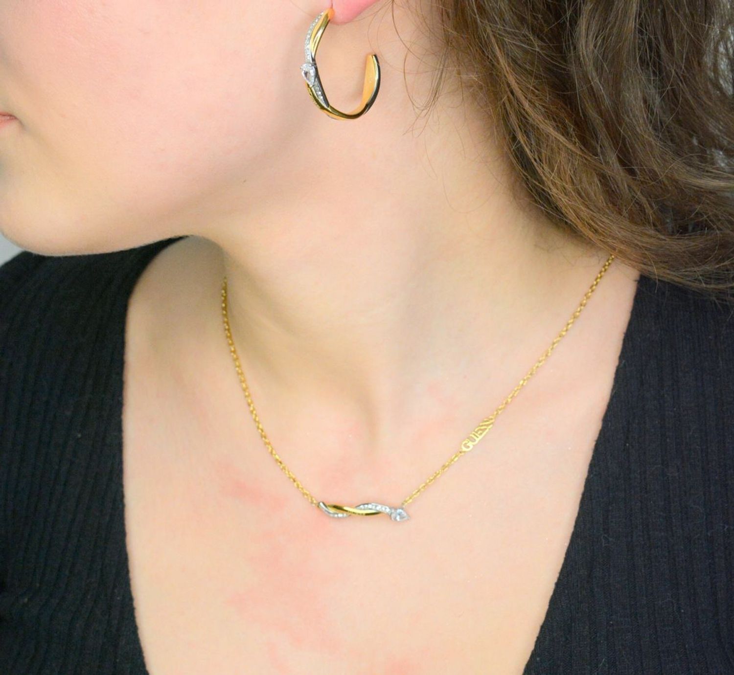 Kolczyki koła Guess z cyrkoniami JUBE05063JWYGRHTU stalowe. Kolczyki GUESS koła z cyrkoniami. Stalowe kolczyki wykonane z najwyższej jakości stali w kolorze złotym ozdobionym cyrkoniami.1.jpg