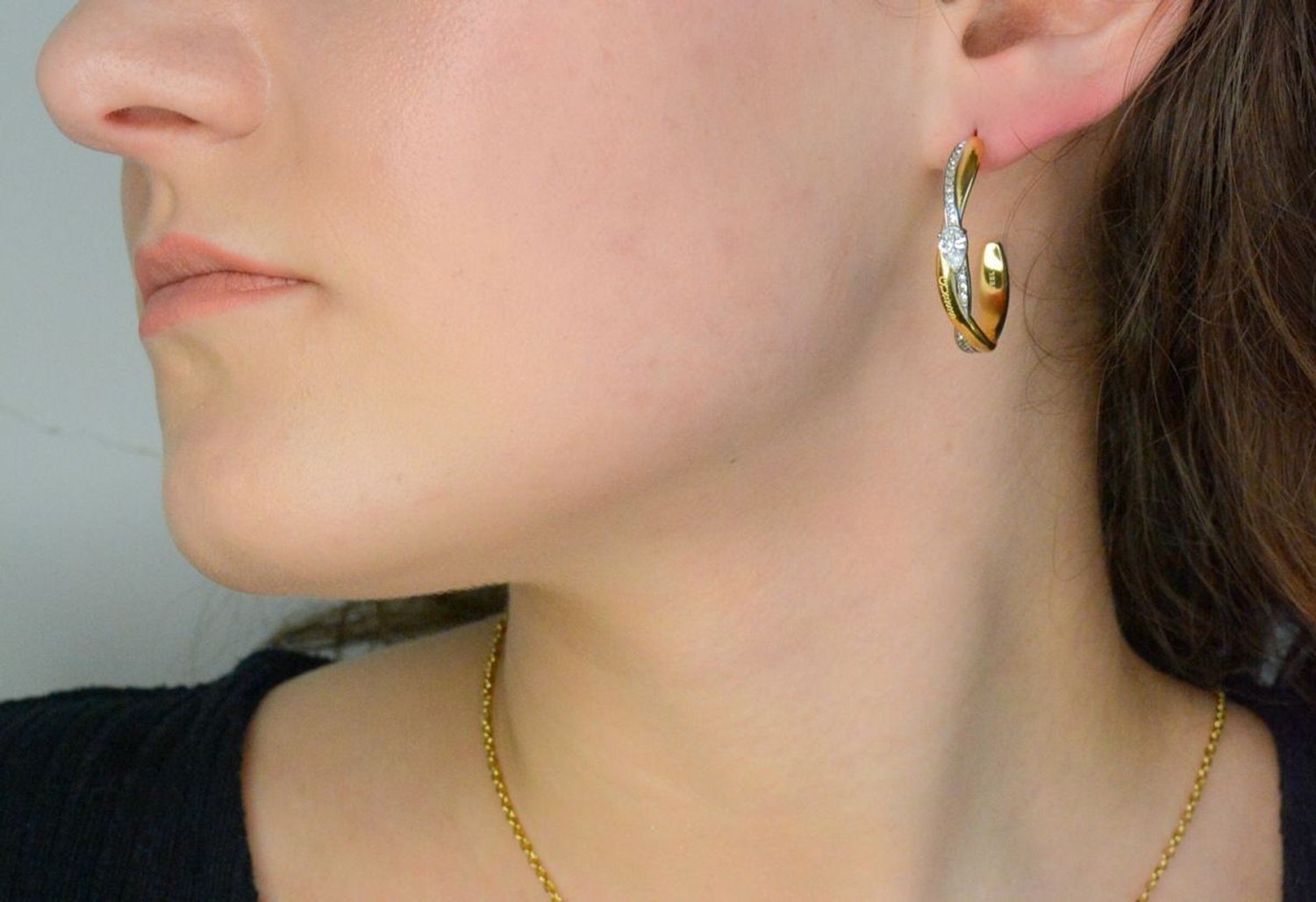 Kolczyki koła Guess z cyrkoniami JUBE05063JWYGRHTU stalowe. Kolczyki GUESS koła z cyrkoniami. Stalowe kolczyki wykonane z najwyższej jakości stali w kolorze złotym ozdobionym cyrkoniami.1.jpg