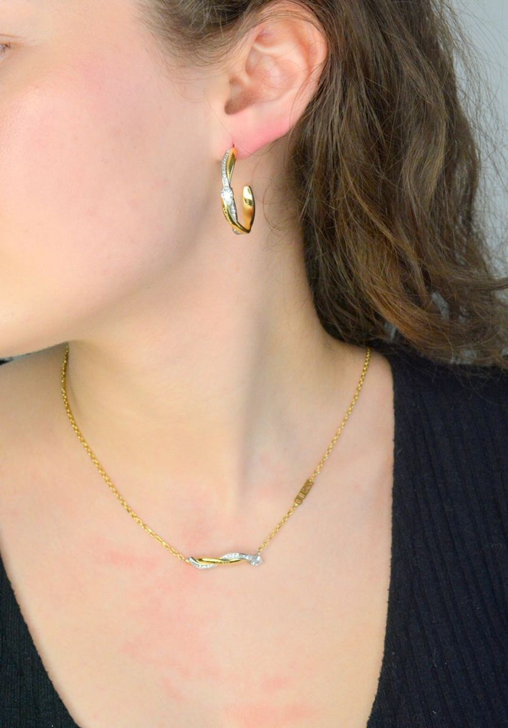 Kolczyki koła Guess z cyrkoniami JUBE05063JWYGRHTU stalowe. Kolczyki GUESS koła z cyrkoniami. Stalowe kolczyki wykonane z najwyższej jakości stali w kolorze złotym ozdobionym cyrkoniami.1.jpg