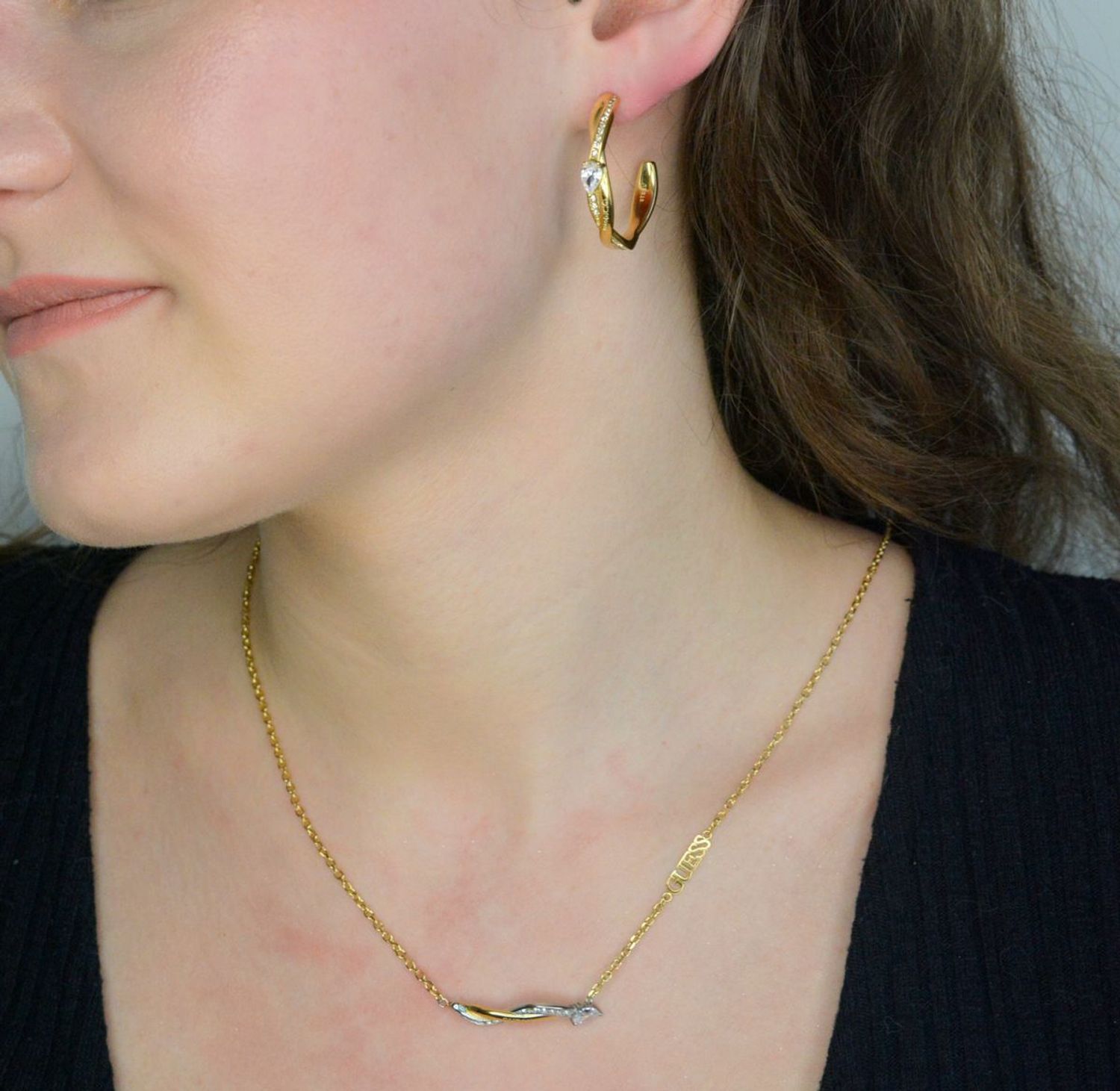 Złote kolczyki koła Guess z cyrkoniami JUBE05063JWYGTU stalowe. Kolczyki GUESS koła z cyrkoniami. Stalowe kolczyki wykonane z najwyższej jakości stali w kolorze złotym ozdobionym cyrkoniami. Kształt kolczyków1.jpg