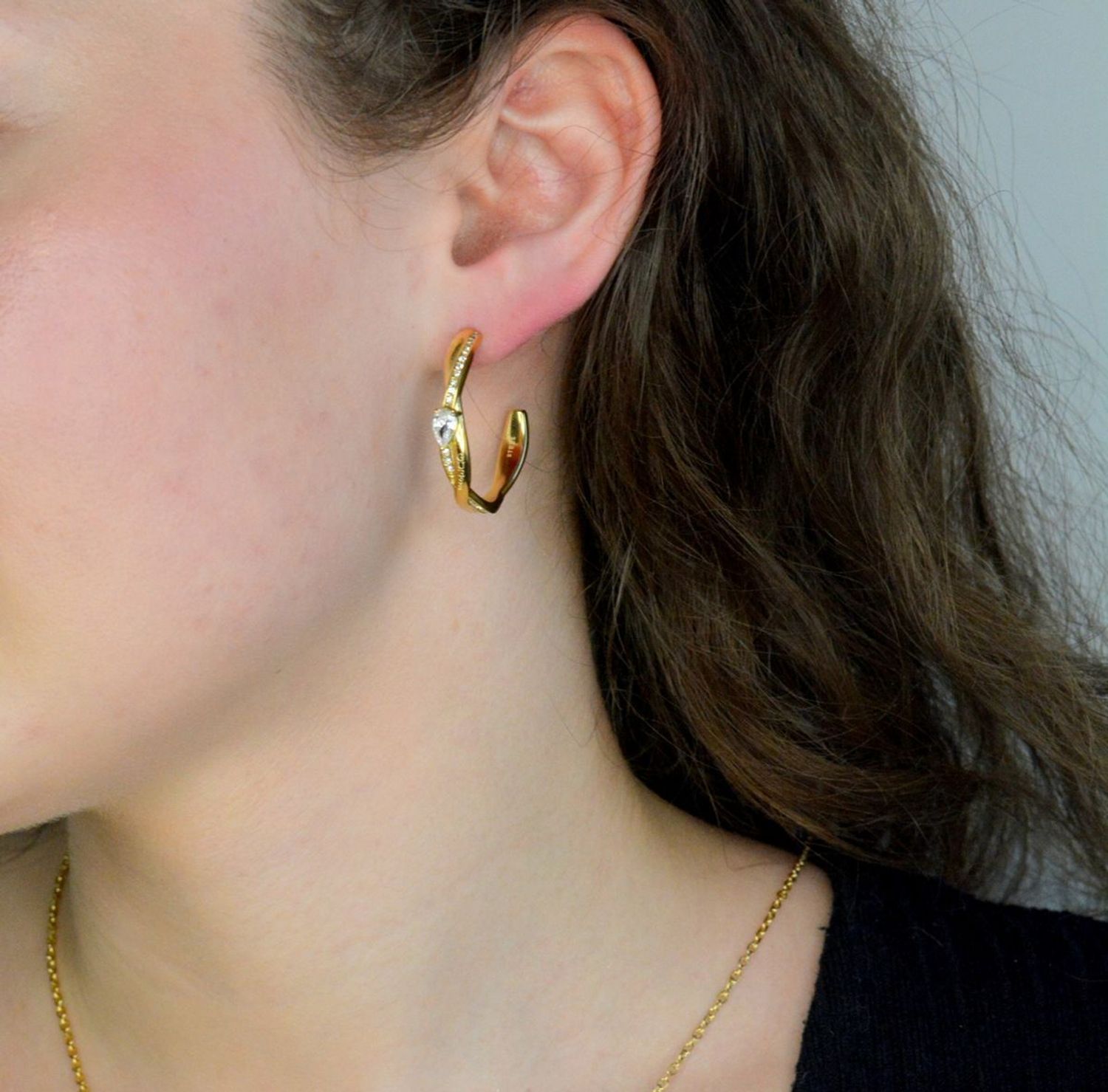 Złote kolczyki koła Guess z cyrkoniami JUBE05063JWYGTU stalowe. Kolczyki GUESS koła z cyrkoniami. Stalowe kolczyki wykonane z najwyższej jakości stali w kolorze złotym ozdobionym cyrkoniami. Kształt kolczyków1.jpg