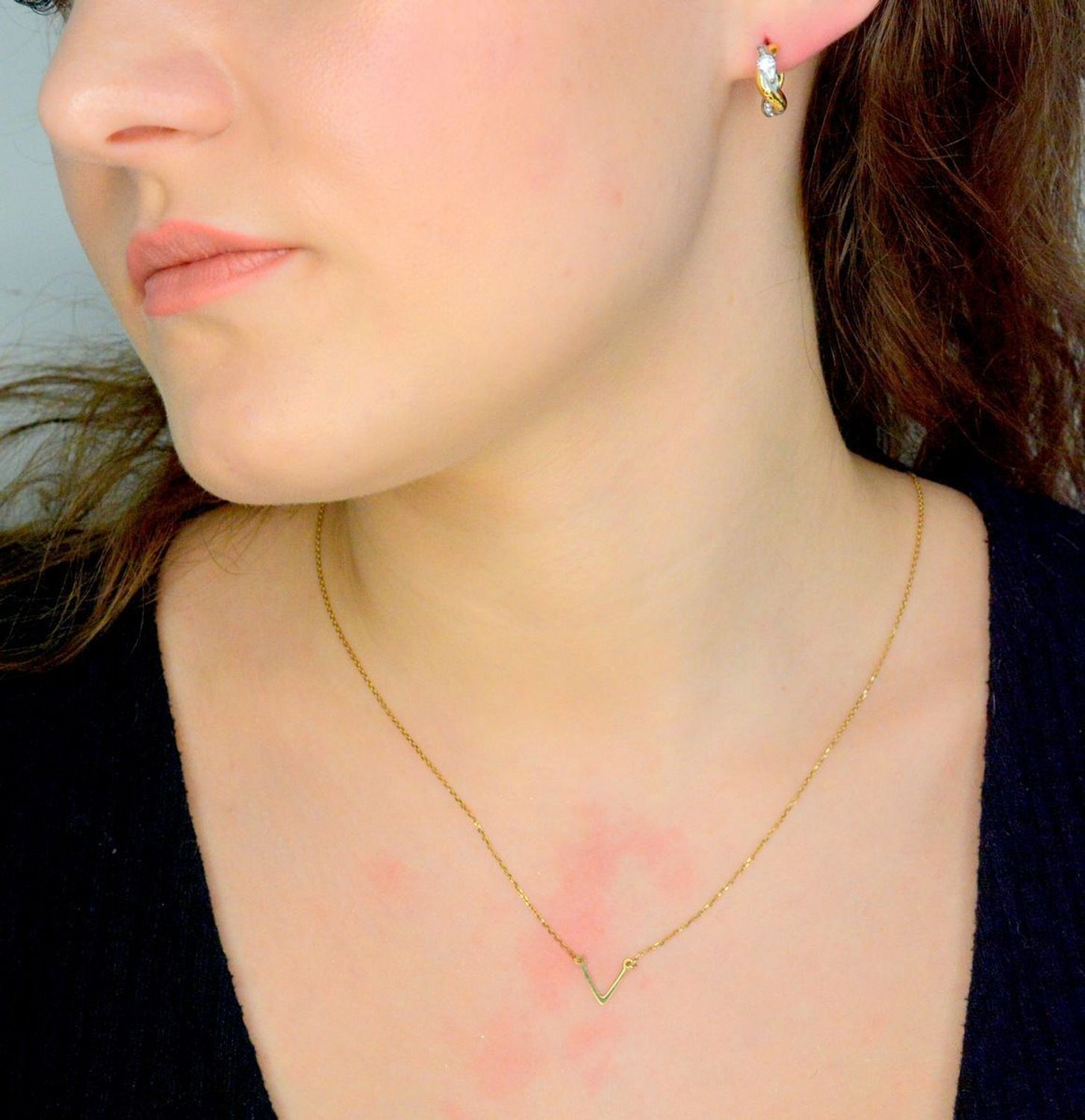 Kolczyki koła Guess z cyrkoniami Twist JUBE05065JWYGRHTU to błyszczące kolczyki koła. Piękne dodatki, które podkreślają piękno każdej użytkowniczki. Wykonane ze stali szlachetnej, ozdobione cyrkonią.1.jpg