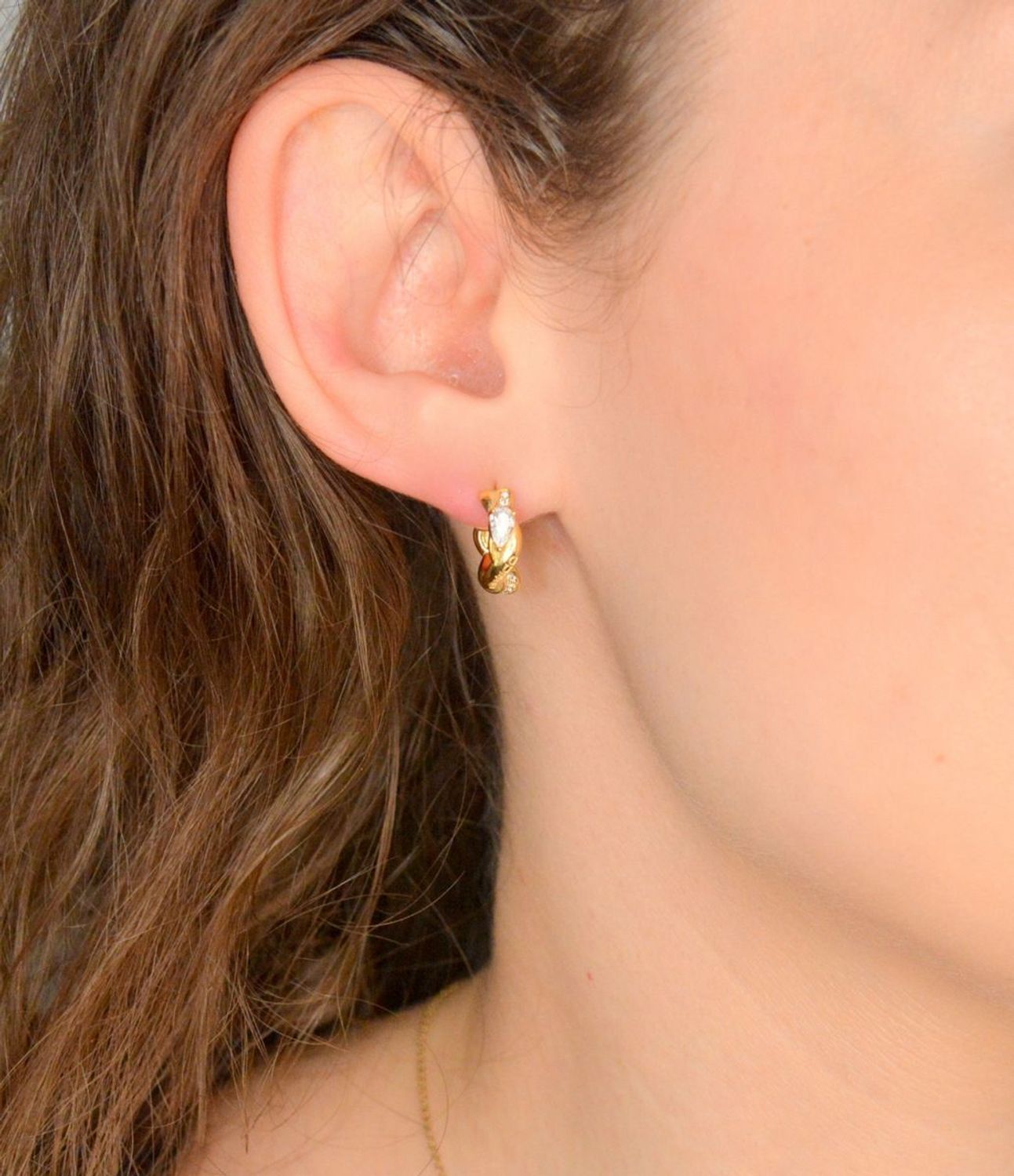 Kolczyki koła Guess z cyrkoniami Twist JUBE05065JWYGT U to błyszczące kolczyki koła. Piękne dodatki, które podkreślają piękno każdej użytkowniczki. Wykonane ze stali szlachetnej, ozdobione cyrkonią.1.jpg