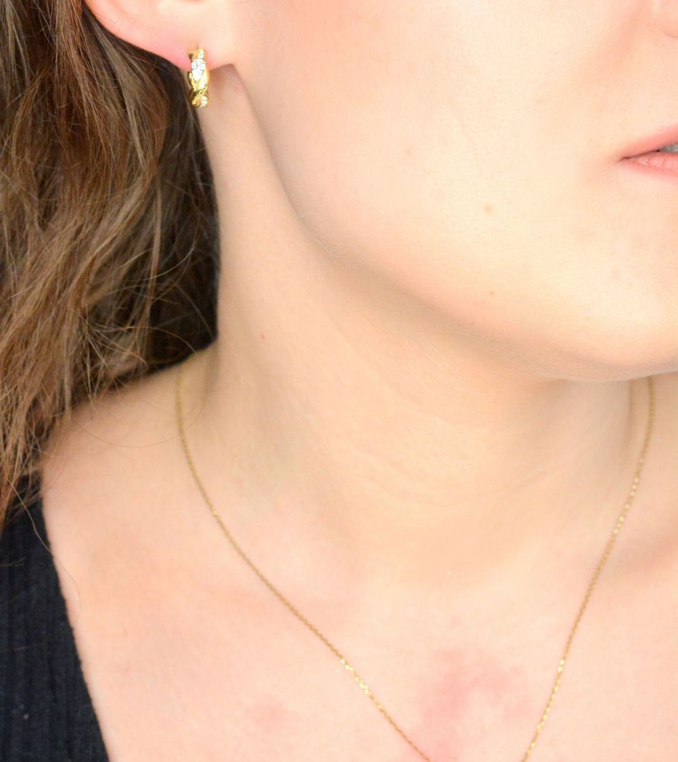 Kolczyki koła Guess z cyrkoniami Twist JUBE05065JWYGT U to błyszczące kolczyki koła. Piękne dodatki, które podkreślają piękno każdej użytkowniczki. Wykonane ze stali szlachetnej, ozdobione cyrkonią.1.jpg