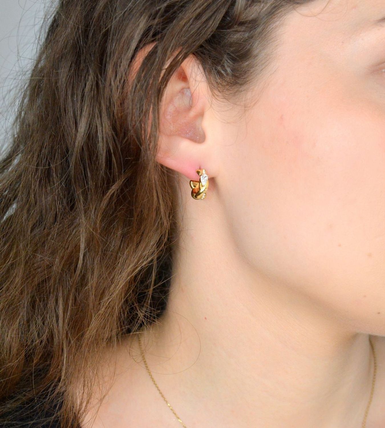 Kolczyki koła Guess z cyrkoniami Twist JUBE05065JWYGT U to błyszczące kolczyki koła. Piękne dodatki, które podkreślają piękno każdej użytkowniczki. Wykonane ze stali szlachetnej, ozdobione cyrkonią.1.jpg