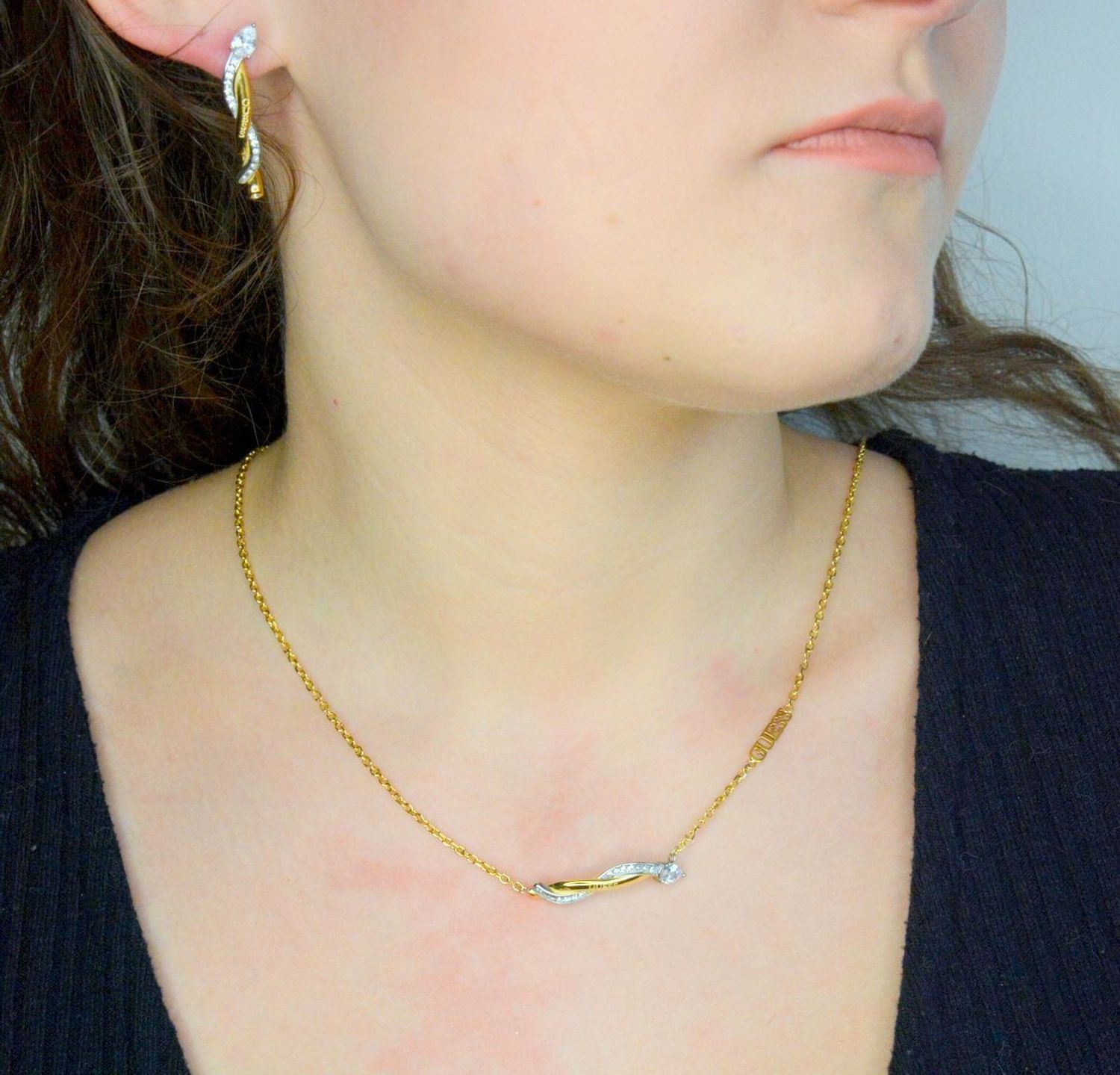 Złote kolczyki Guess z cyrkoniami JUBE05070JWYGRHTU stalowe. Damskie kolczyki Guess JUBE05070JWYGRHTU to błyszczące dodatki, które podkreślają piękno każdej użytkowniczki. Kolczyki dodają elegancji na co dzień11.jpg