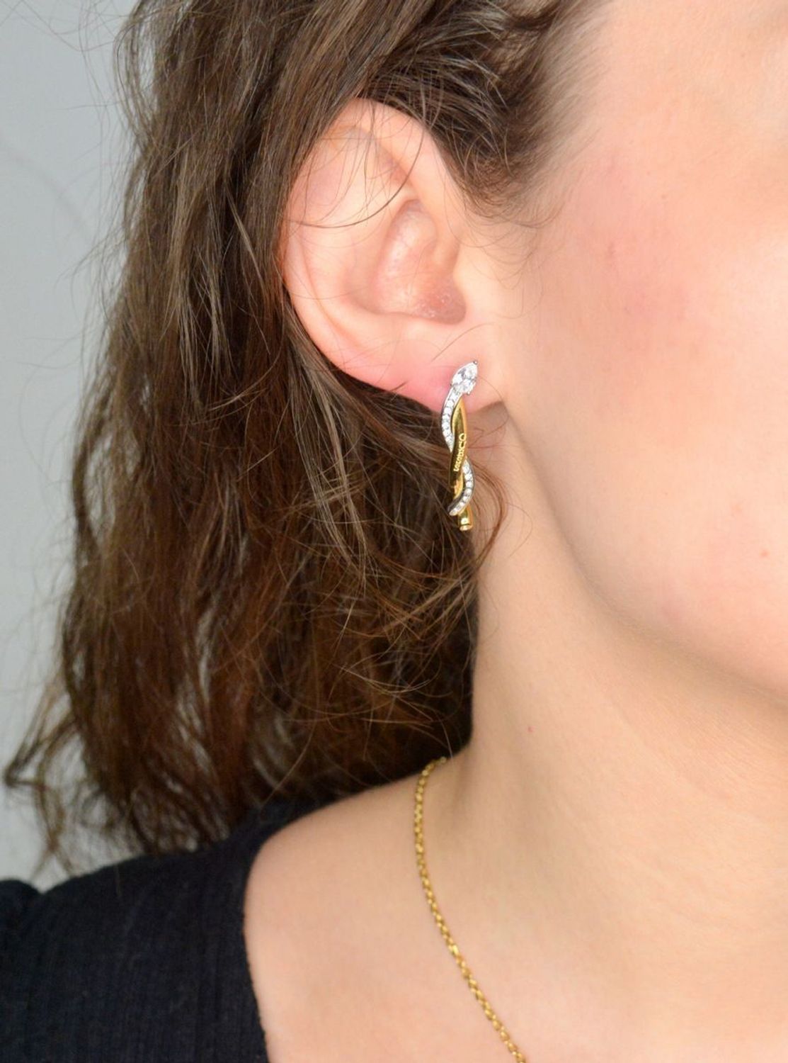 Złote kolczyki Guess z cyrkoniami JUBE05070JWYGRHTU stalowe. Damskie kolczyki Guess JUBE05070JWYGRHTU to błyszczące dodatki, które podkreślają piękno każdej użytkowniczki. Kolczyki dodają elegancji na co dzień11.jpg