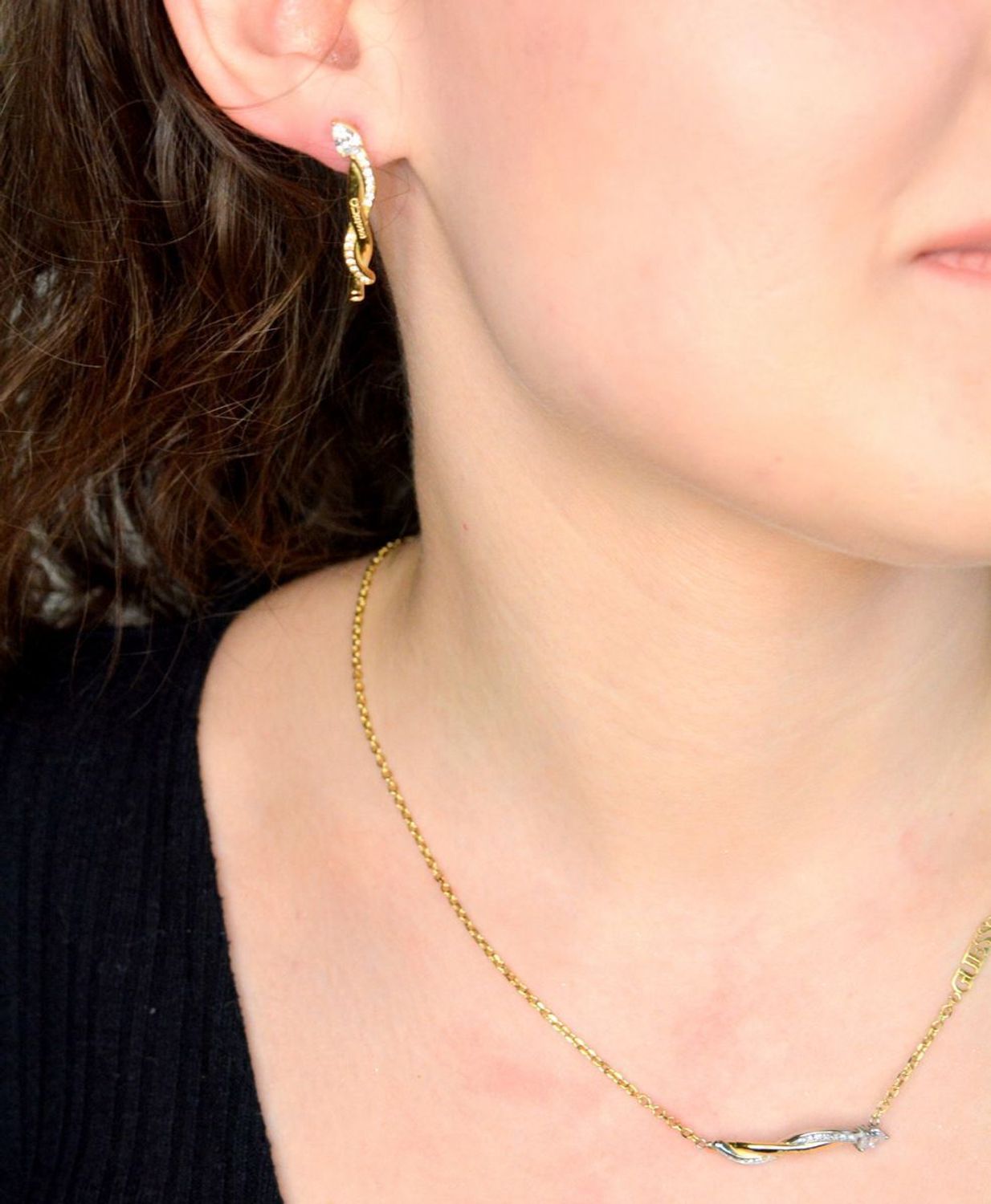 Złote kolczyki Guess z cyrkoniamistalowe. Damskie kolczyki Guess to błyszczące dodatki1.jpg