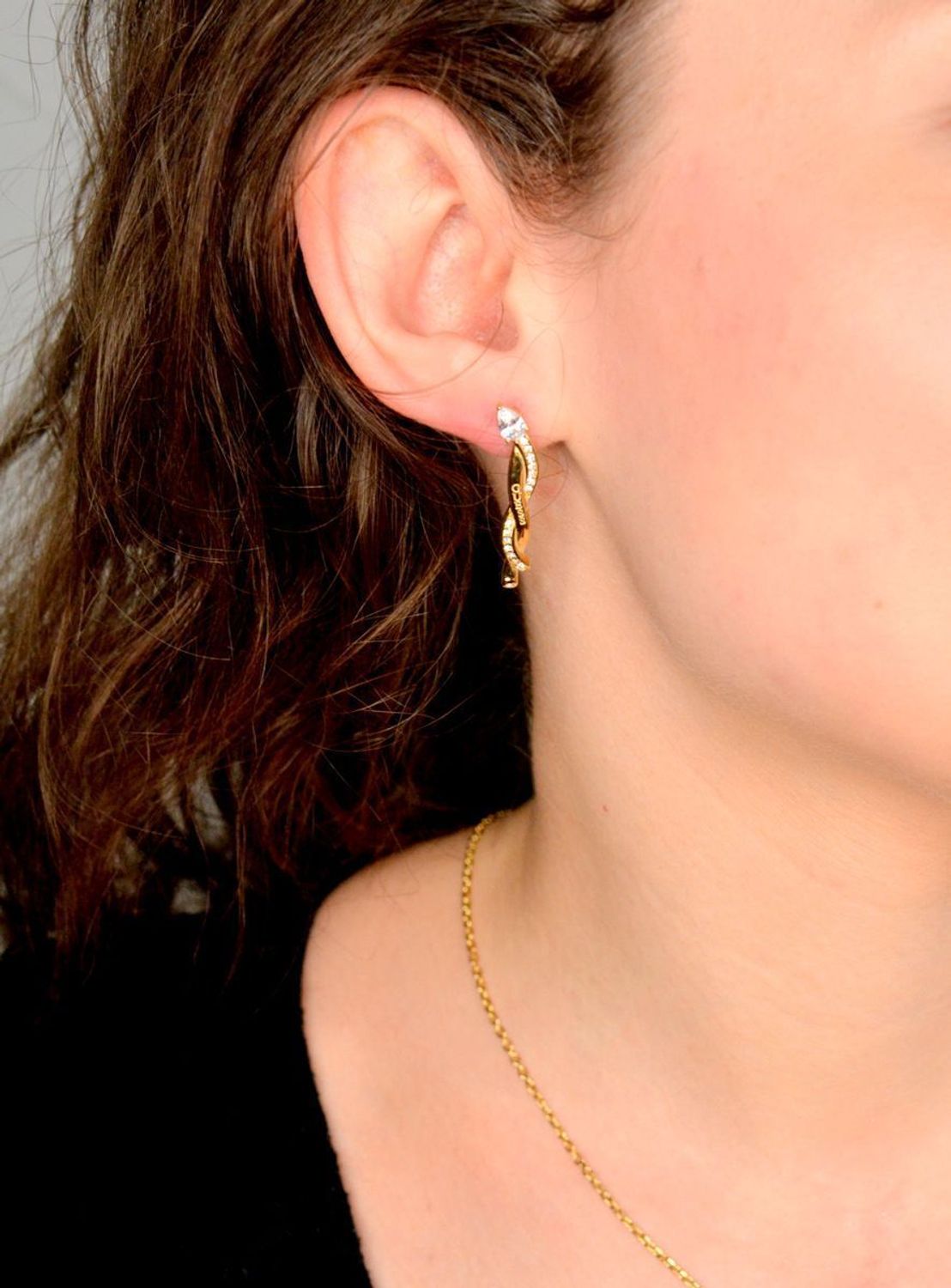 Złote kolczyki Guess z cyrkoniamistalowe. Damskie kolczyki Guess to błyszczące dodatki1.jpg