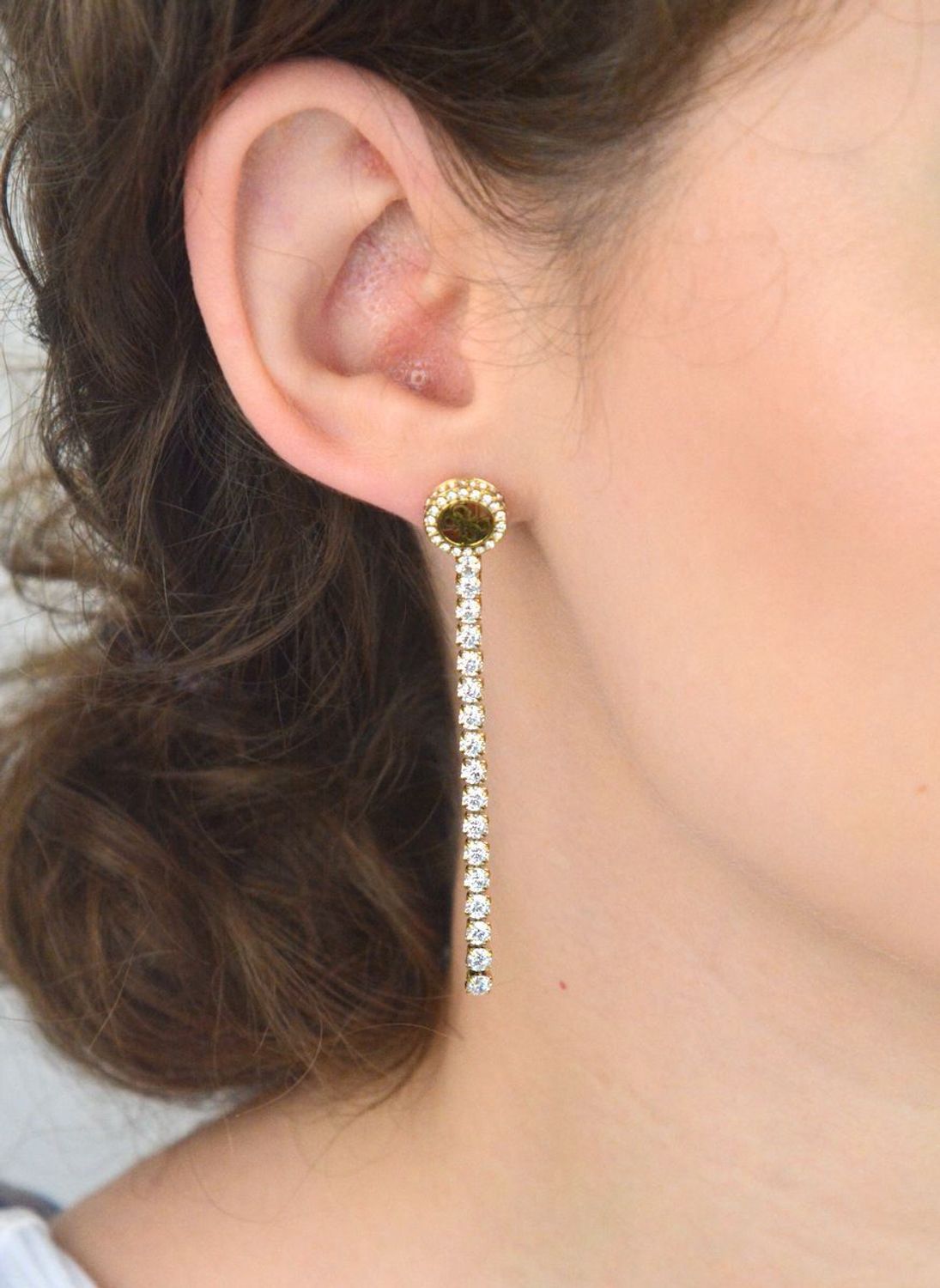 Odkryj kolczyki Guess Paradise JUBE05144JWYGTU – pozłacane, wiszące kolczyki z cyrkoniami i charms 4G. Luksusowy blask i elegancja w jednym dodatku.1.jpg