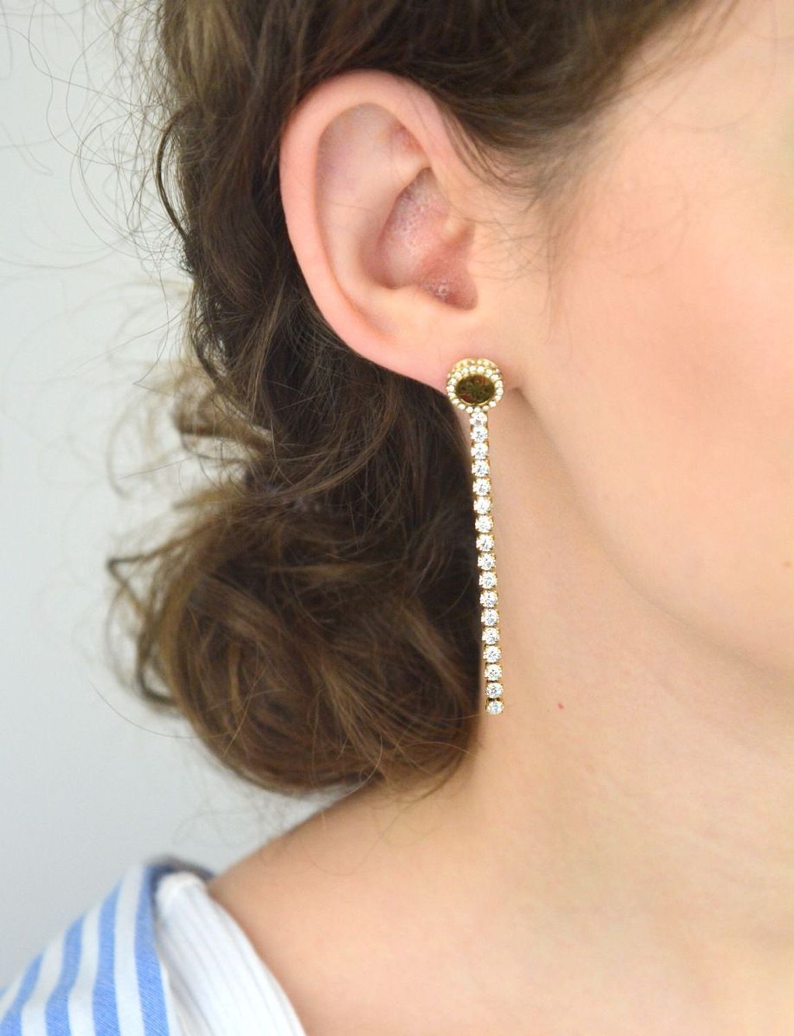 Odkryj kolczyki Guess Paradise JUBE05144JWYGTU – pozłacane, wiszące kolczyki z cyrkoniami i charms 4G. Luksusowy blask i elegancja w jednym dodatku.1.jpg