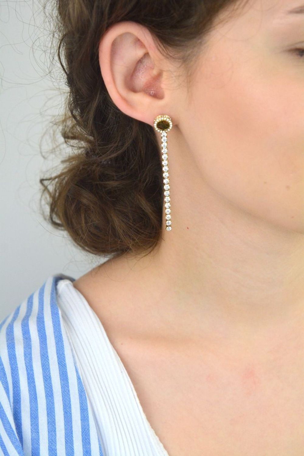 Odkryj kolczyki Guess Paradise JUBE05144JWYGTU – pozłacane, wiszące kolczyki z cyrkoniami i charms 4G. Luksusowy blask i elegancja w jednym dodatku.1.jpg