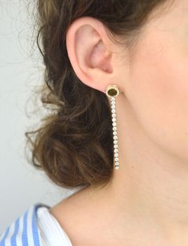 Odkryj kolczyki Guess Paradise JUBE05144JWYGTU – pozłacane, wiszące kolczyki z cyrkoniami i charms 4G. Luksusowy blask i elegancja w jednym dodatku (3).JPG