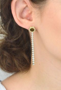 Odkryj kolczyki Guess Paradise JUBE05144JWYGTU – pozłacane, wiszące kolczyki z cyrkoniami i charms 4G. Luksusowy blask i elegancja w jednym dodatku (5).JPG
