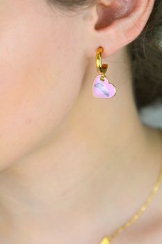 Pozłacane kolczyki damskie Guess 💗 z różowymi zawieszkami w kształcie serca i logo marki. Stal szlachetna, długość 2,5 cm, zapięcie na sztyft – idealne na prezent lub romantyczny akcent ✨ Model JUBE05151JWYGPKT (4).JPG