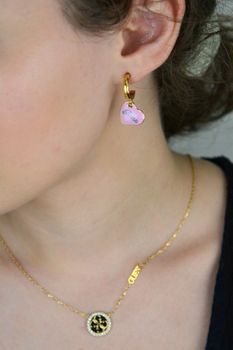 Pozłacane kolczyki damskie Guess 💗 z różowymi zawieszkami w kształcie serca i logo marki. Stal szlachetna, długość 2,5 cm, zapięcie na sztyft – idealne na prezent lub romantyczny akcent ✨ Model JUBE05151JWYGPKT.JPG