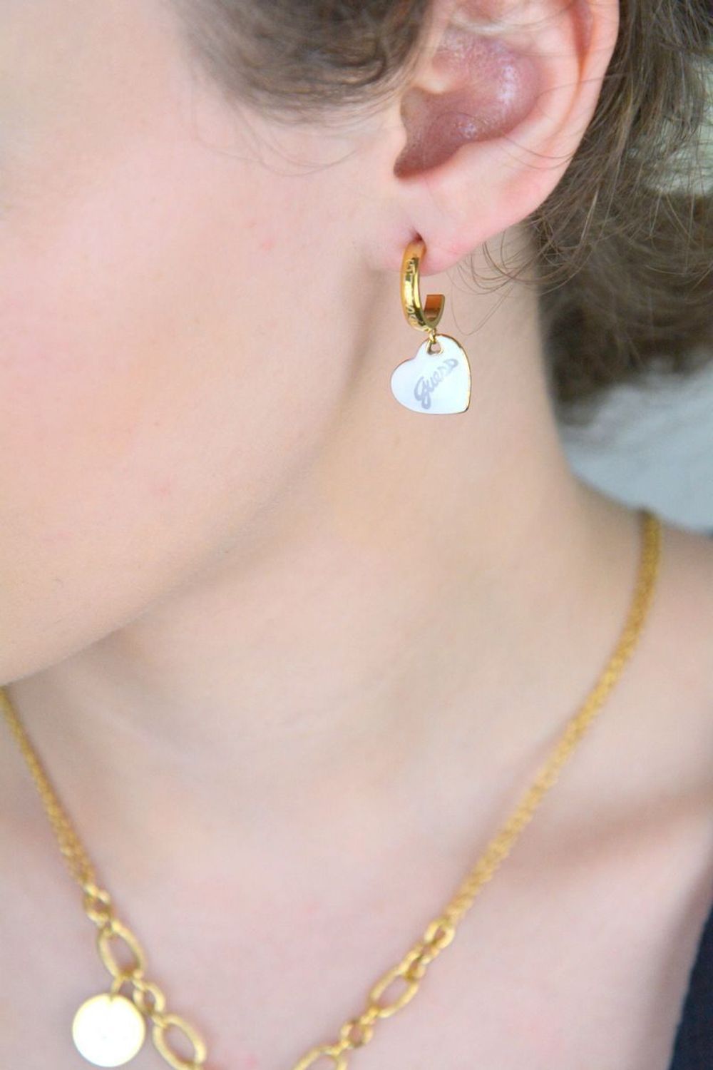 Kolczyki damskie Guess 💛 pozłacane  Białe serduszka z logo – stal szlachetna.jpg