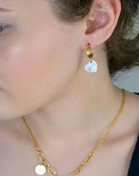 Pozłacane kolczyki damskie Guess 💛 z białymi zawieszkami w kształcie serca 🤍 i logo marki. Długość 2,5 cm, zapięcie na sztyft, stal szlachetna – idealne na prezent 🎁 Model JUBE05151JWYGWHT-U (2).JPG