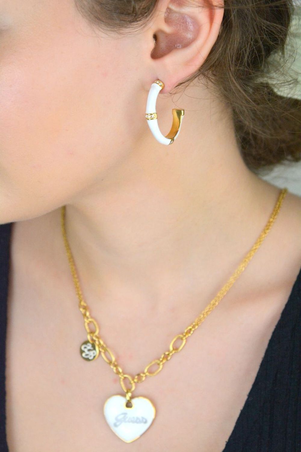 Kolczyki damskie Guess Bamboo 🤍 pozłacane  Biała emalia, cyrkonia i logo ✨.jpg