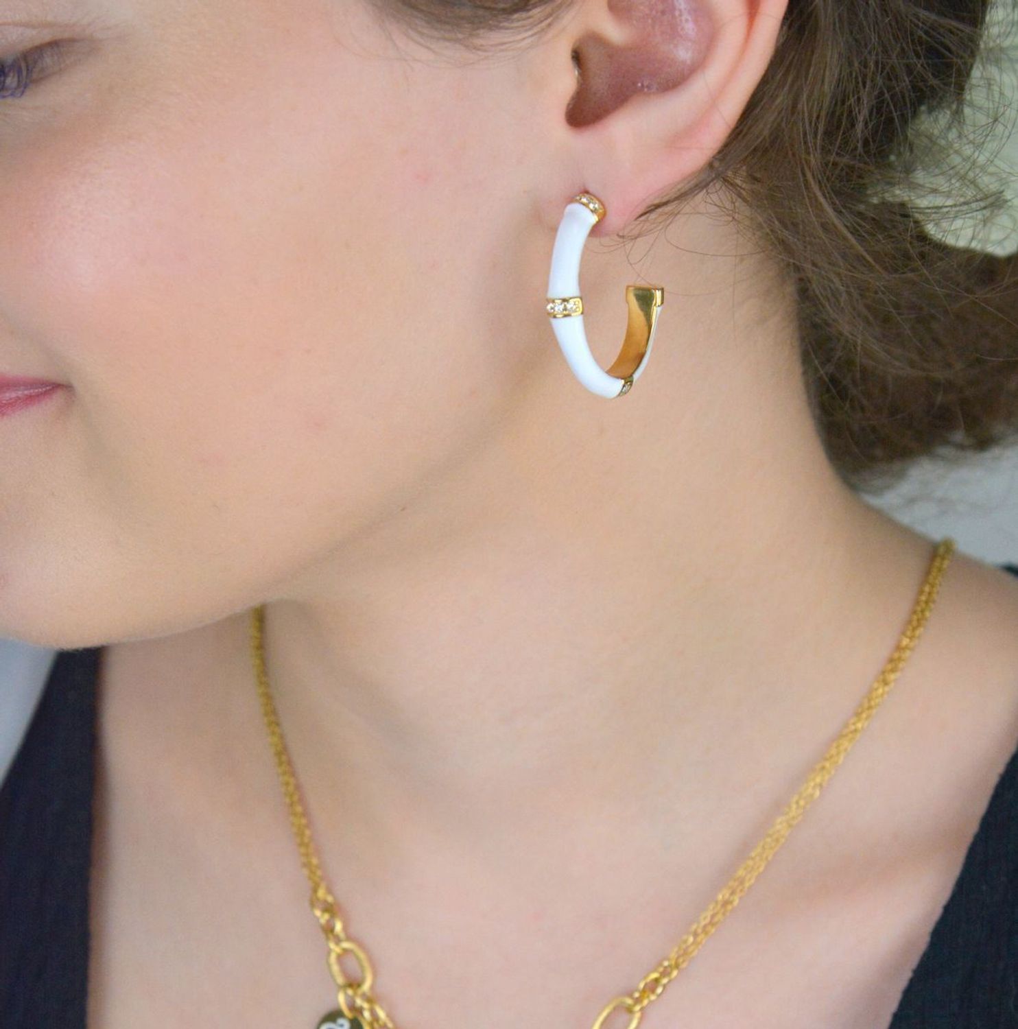 Kolczyki damskie Guess Bamboo 🤍 pozłacane  Biała emalia, cyrkonia i logo ✨.jpg