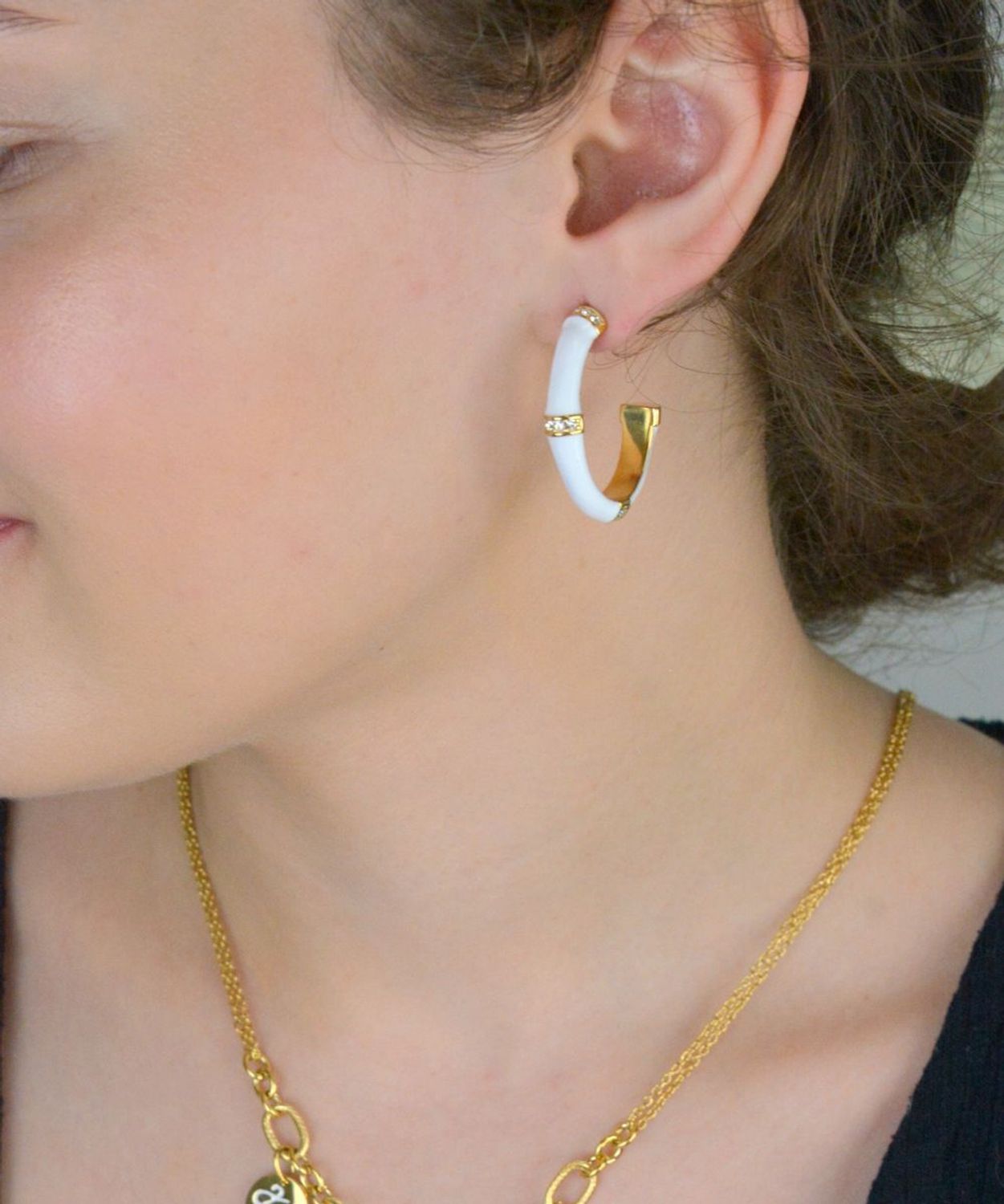 Kolczyki damskie Guess Bamboo 🤍 pozłacane  Biała emalia, cyrkonia i logo ✨.jpg