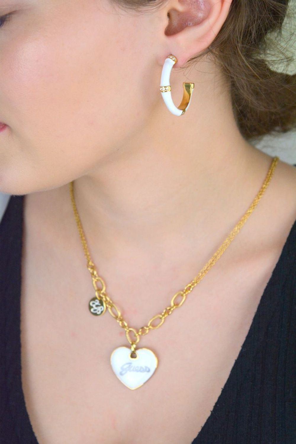 Kolczyki damskie Guess Bamboo 🤍 pozłacane  Biała emalia, cyrkonia i logo ✨.jpg