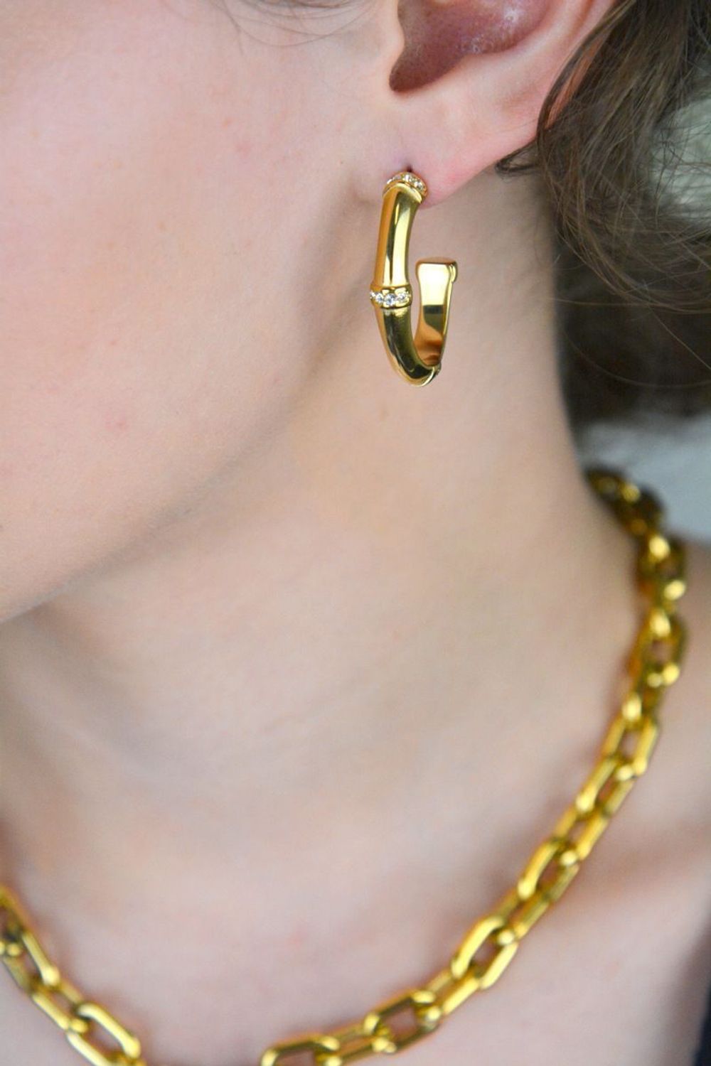 Kolczyki damskie Guess Bamboo 🌿 pozłacane  Cyrkonie i logo ✨.jpg